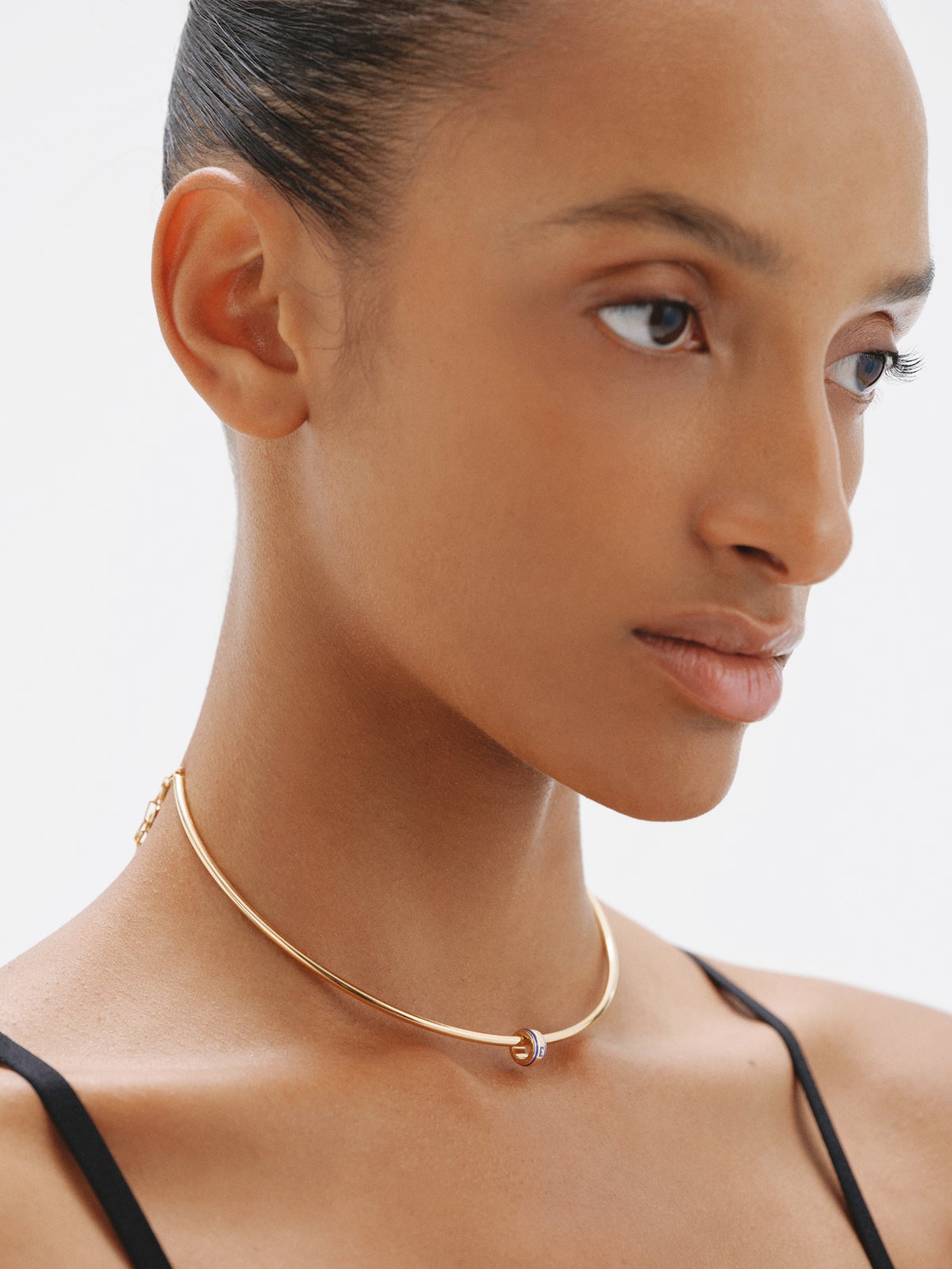 Charm con inicial E de plata 925 bañada en oro amarillo de 18K y esmalte azul con forma circular