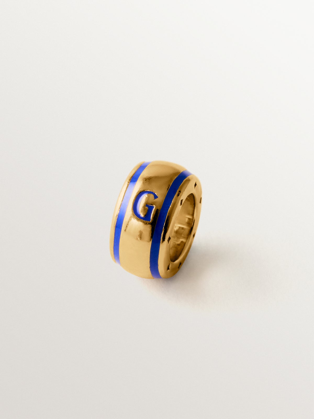 Charm con inicial G de plata 925 bañada en oro amarillo de 18K y esmalte azul con forma circular
