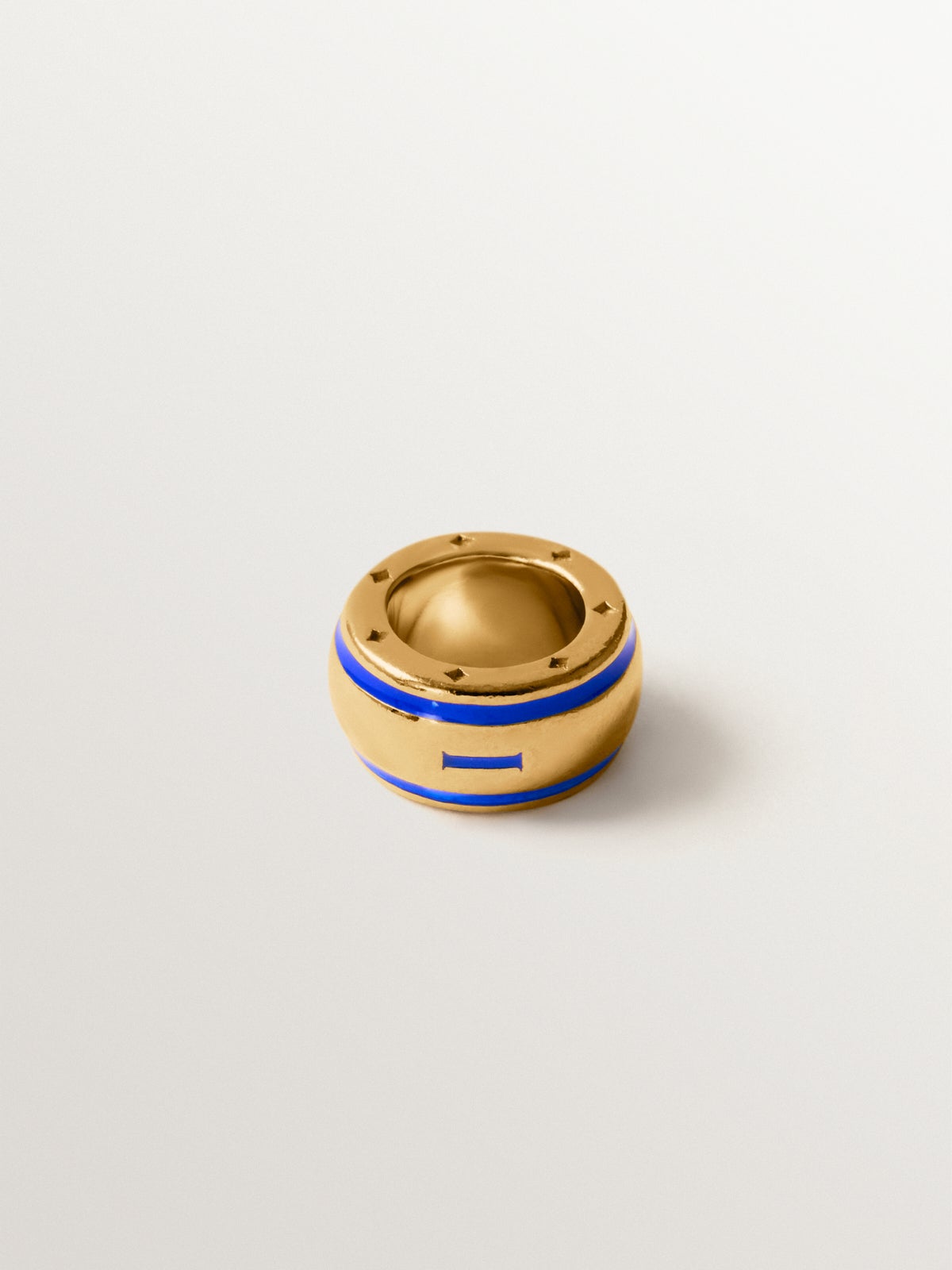 Charm con inicial I de plata 925 bañada en oro amarillo de 18K y esmalte azul con forma circular