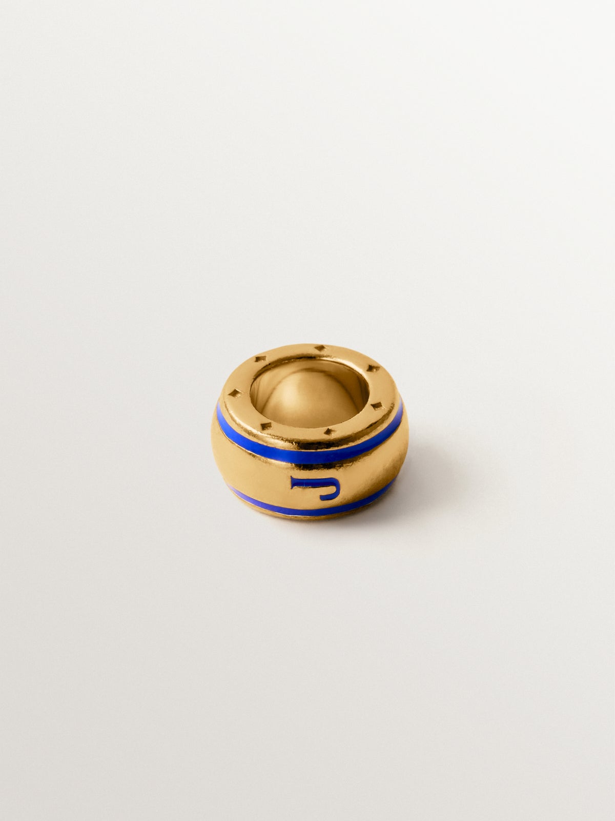 Charm con inicial J de plata 925 bañada en oro amarillo de 18K y esmalte azul con forma circular