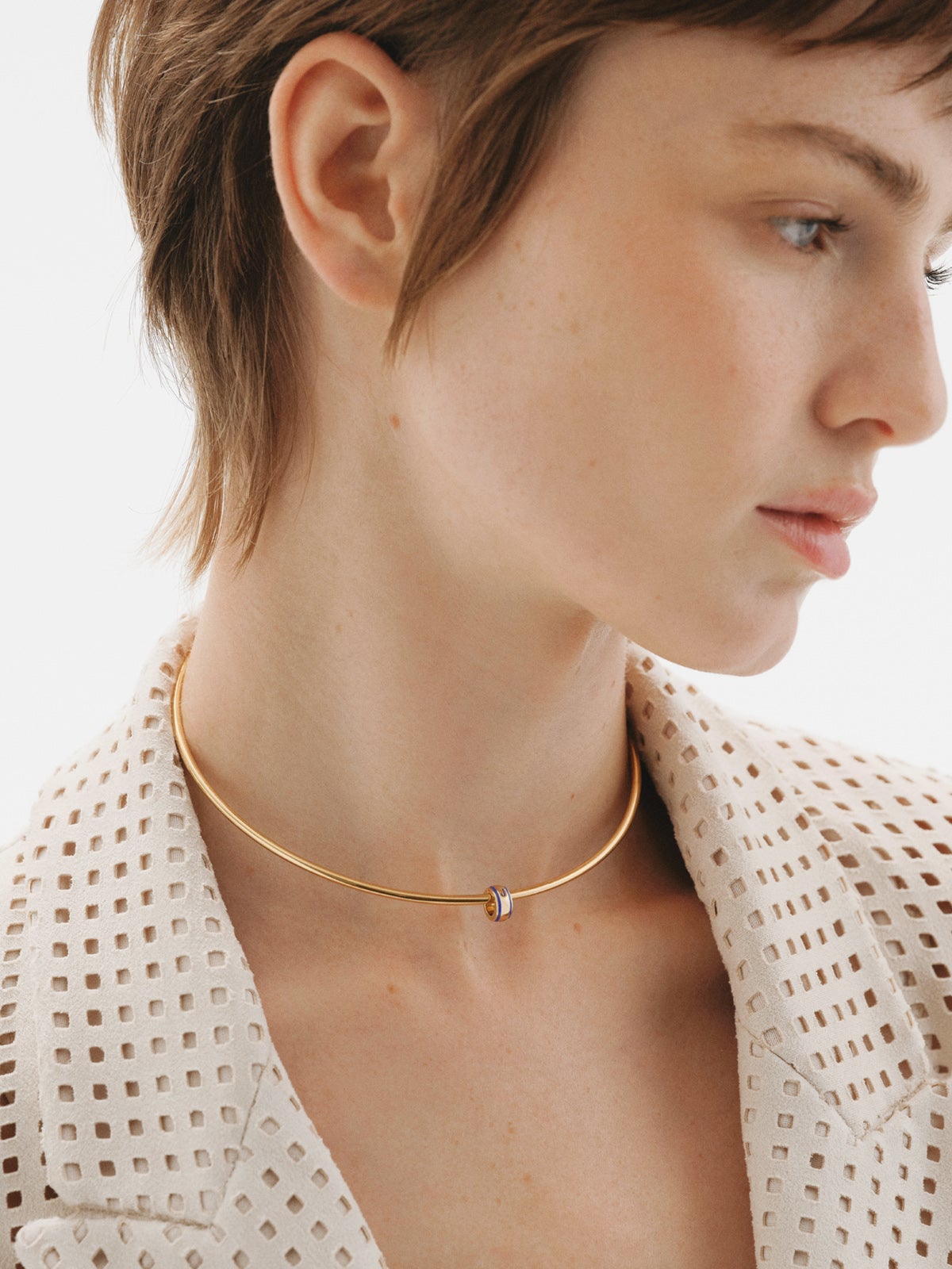 Charm con inicial J de plata 925 bañada en oro amarillo de 18K y esmalte azul con forma circular