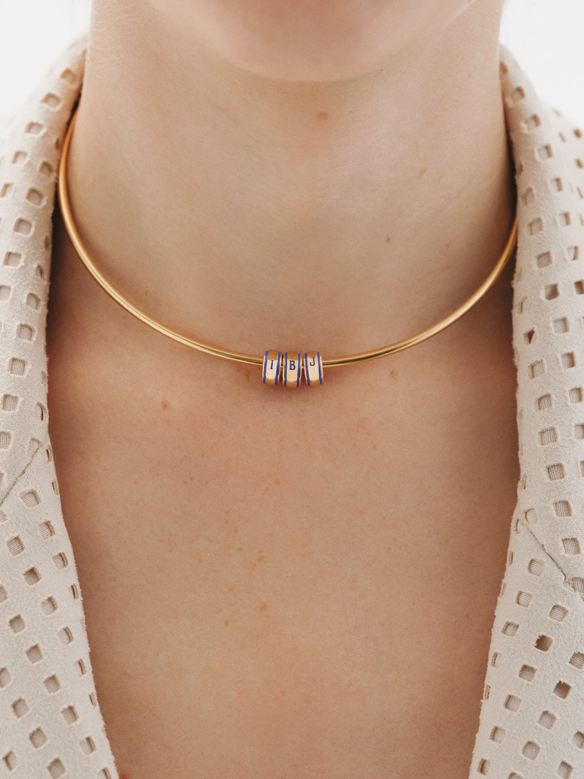 Charm con inicial J de plata 925 bañada en oro amarillo de 18K y esmalte azul con forma circular