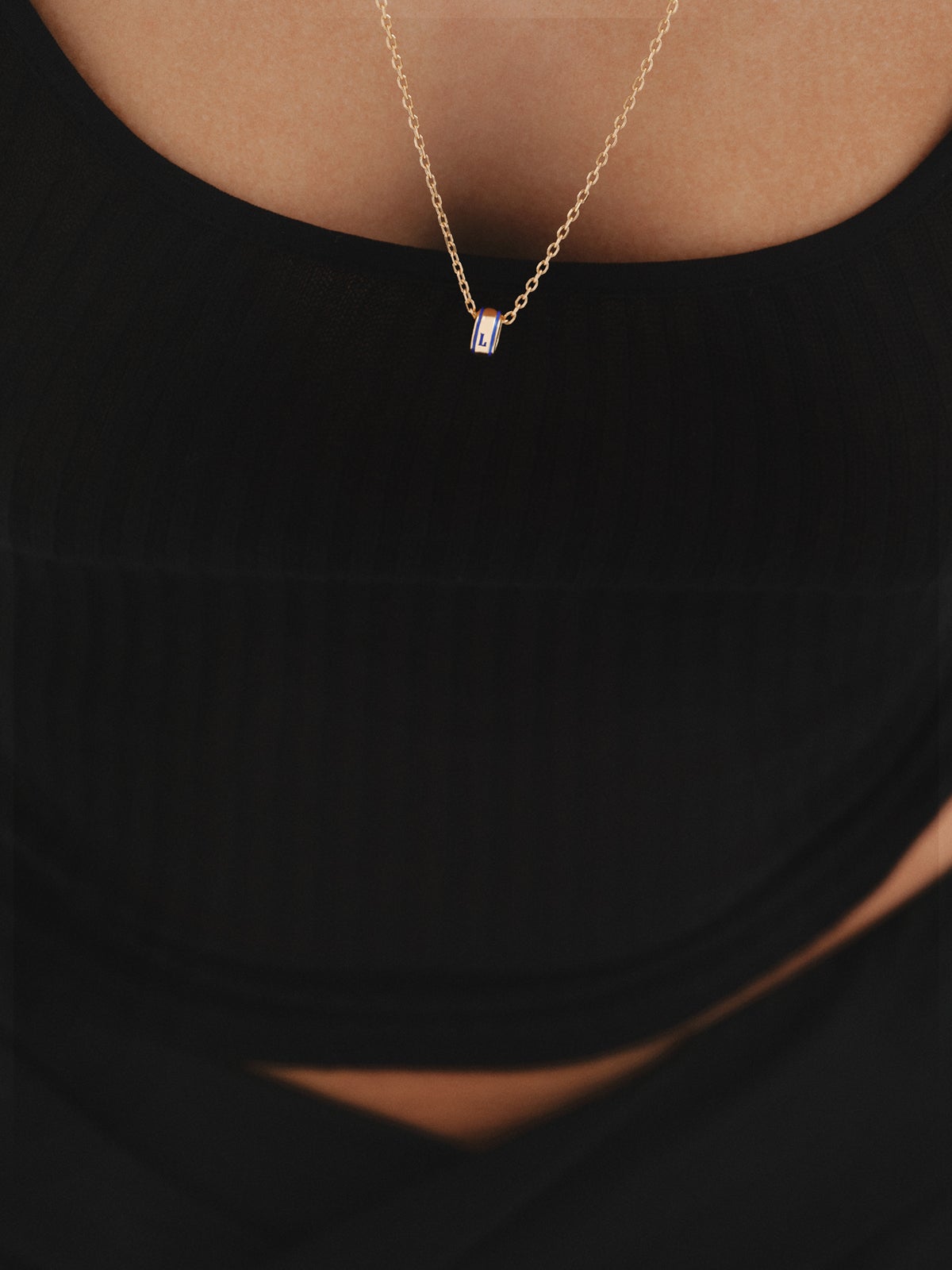 Charm con inicial L de plata 925 bañada en oro amarillo de 18K y esmalte azul con forma circular