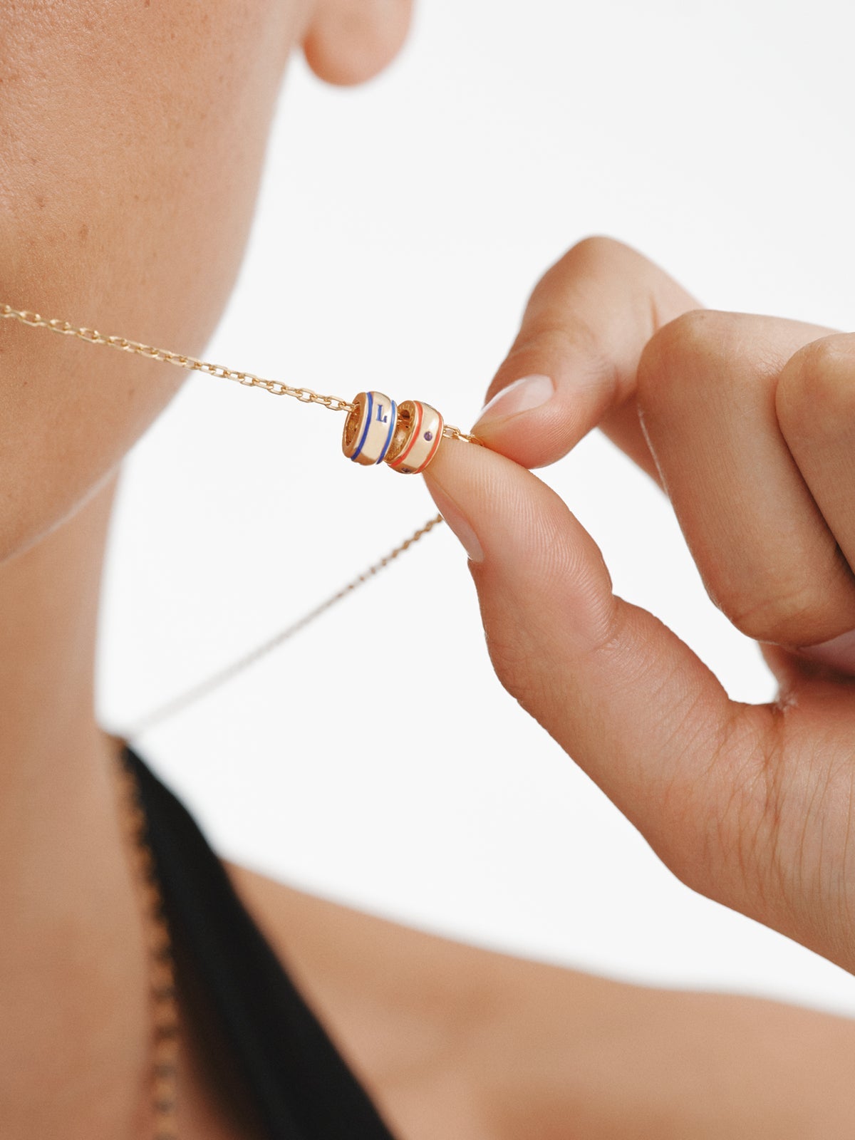 Charm con inicial L de plata 925 bañada en oro amarillo de 18K y esmalte azul con forma circular