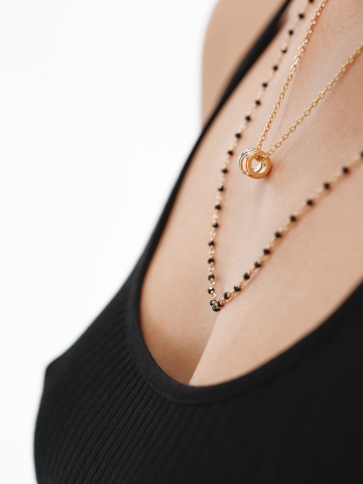 Charm con inicial L de plata 925 bañada en oro amarillo de 18K y esmalte azul con forma circular