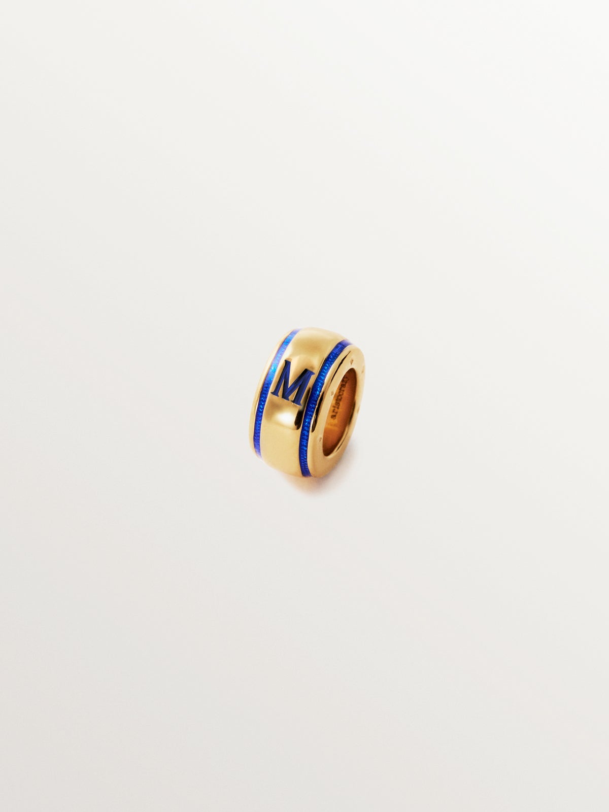 Charm con inicial M de plata 925 bañada en oro amarillo de 18K y esmalte azul con forma circular