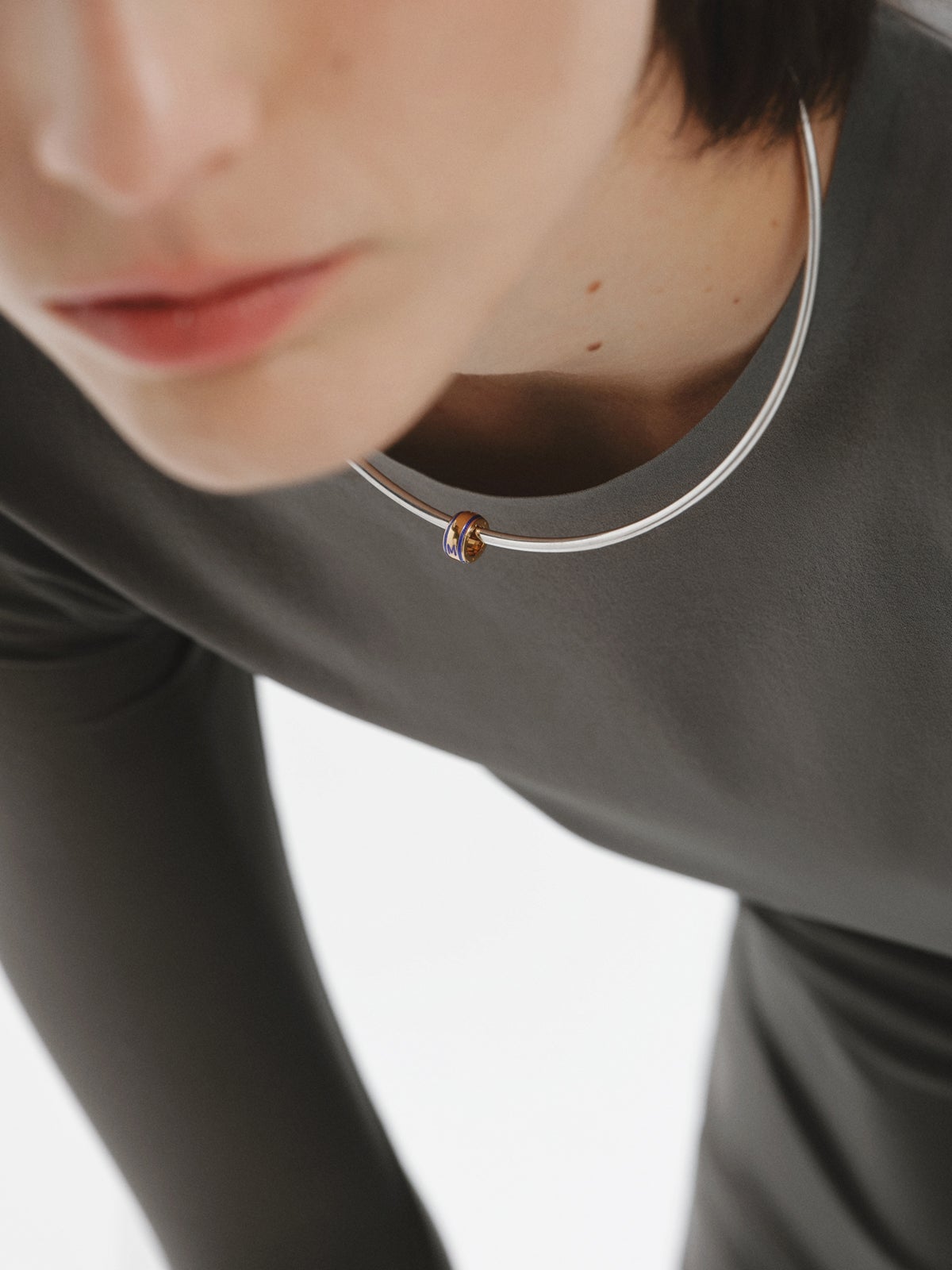 Charm con inicial M de plata 925 bañada en oro amarillo de 18K y esmalte azul con forma circular