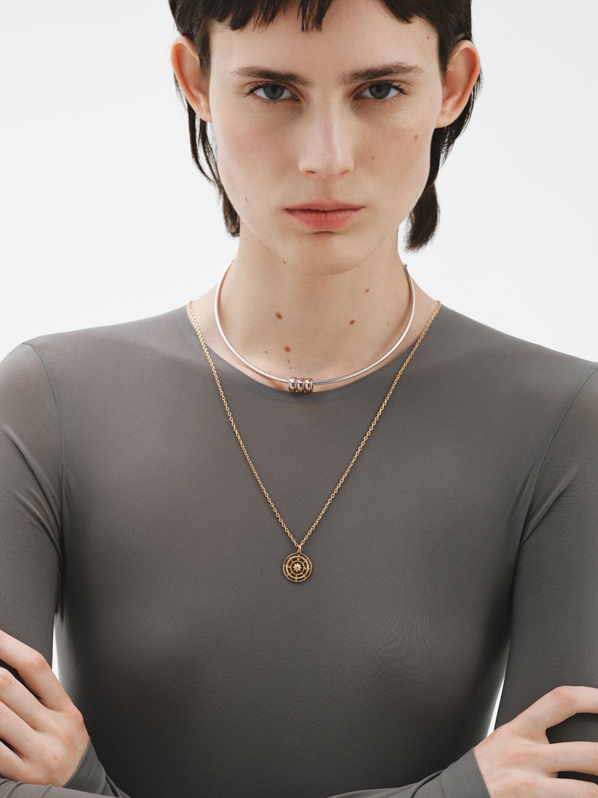 Charm con inicial M de plata 925 bañada en oro amarillo de 18K y esmalte azul con forma circular