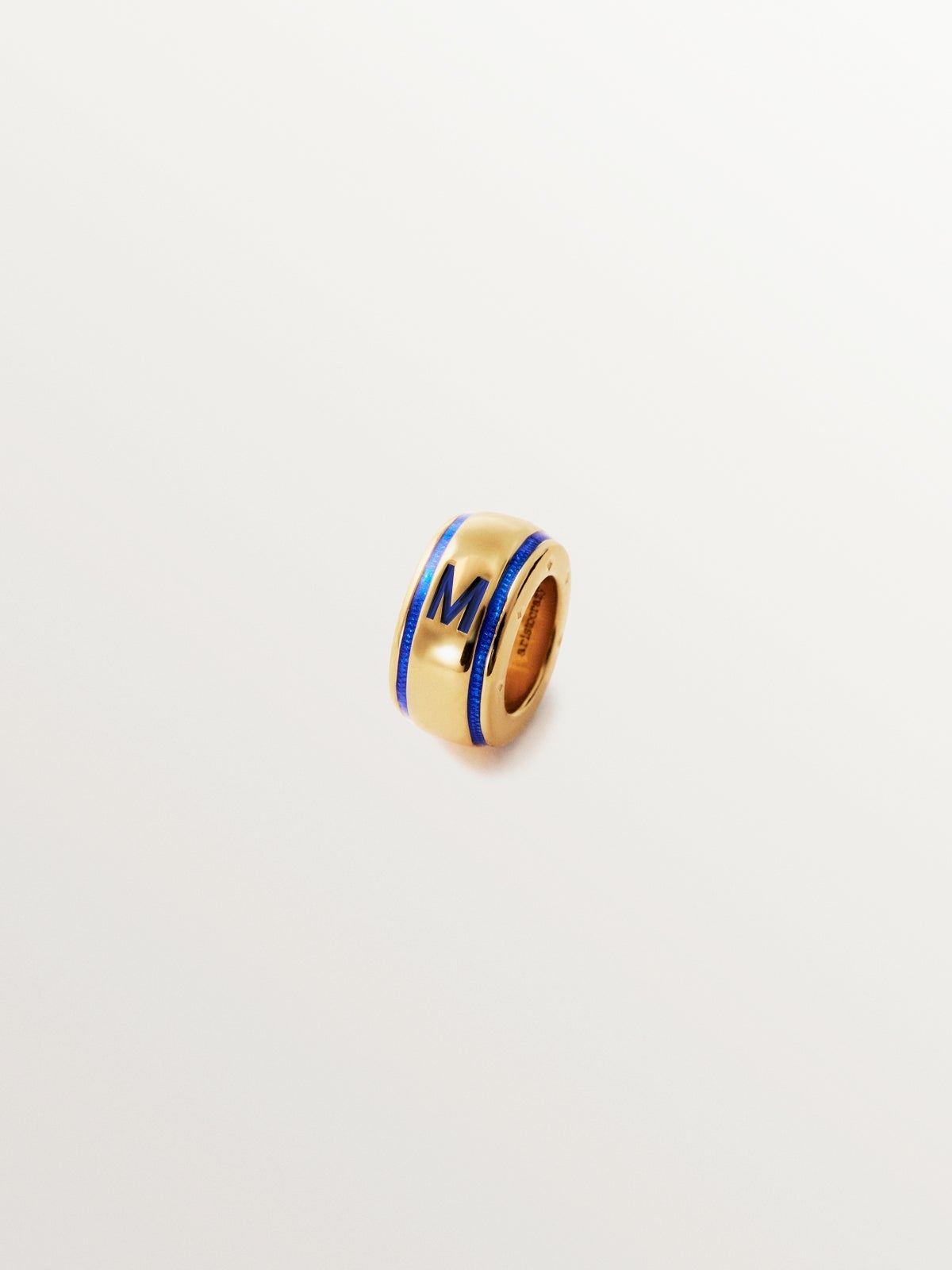 Charm con inicial M de plata 925 bañada en oro amarillo de 18K y esmalte azul con forma circular