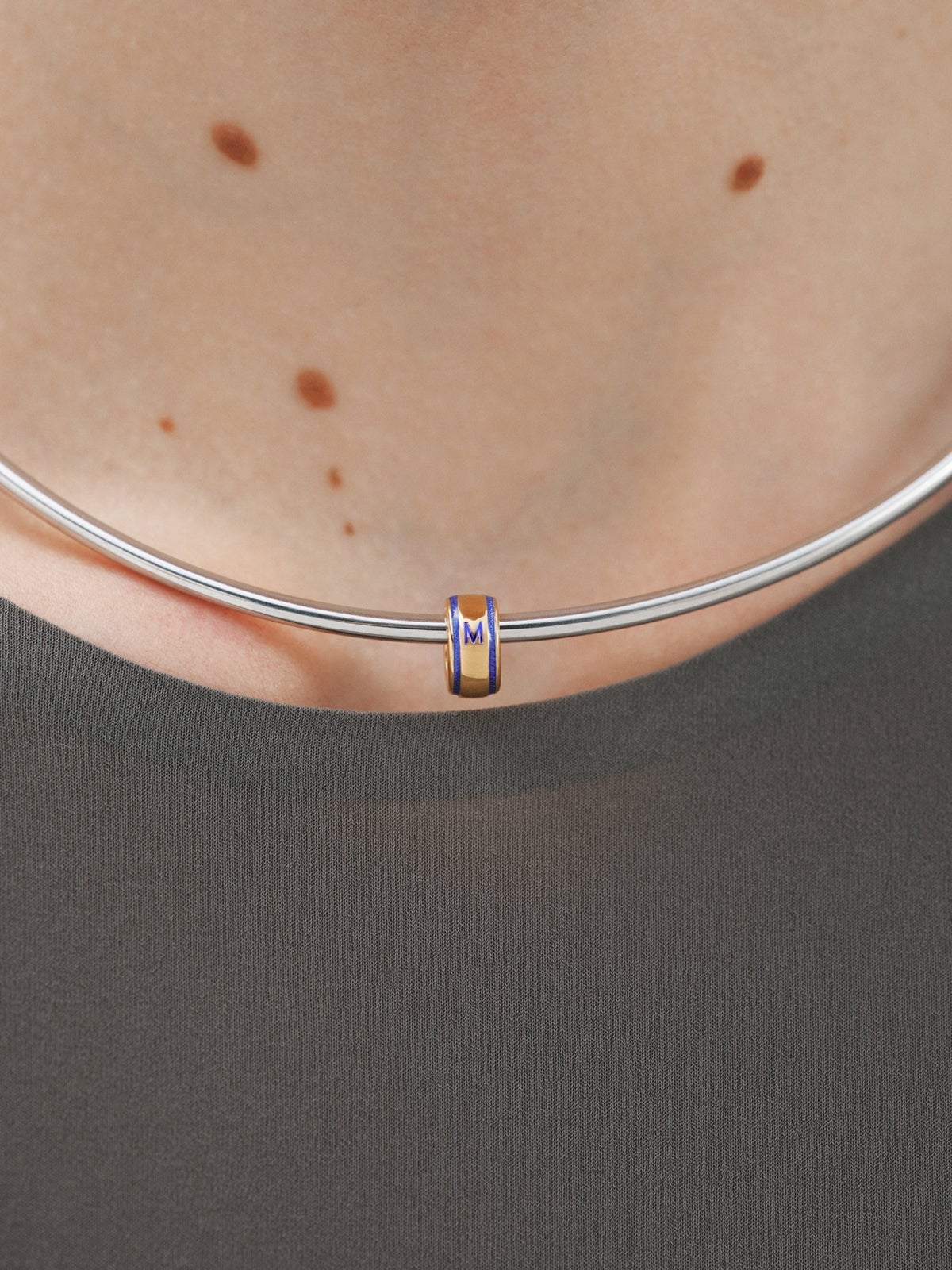 Charm con inicial M de plata 925 bañada en oro amarillo de 18K y esmalte azul con forma circular