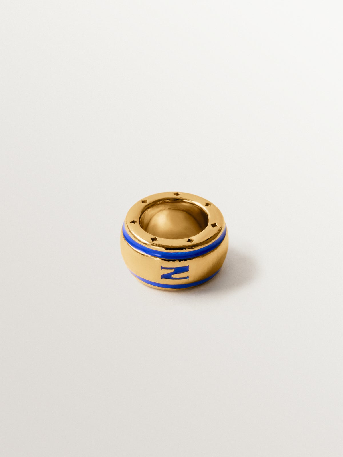 Charm con inicial N de plata 925 bañada en oro amarillo de 18K y esmalte azul con forma circular