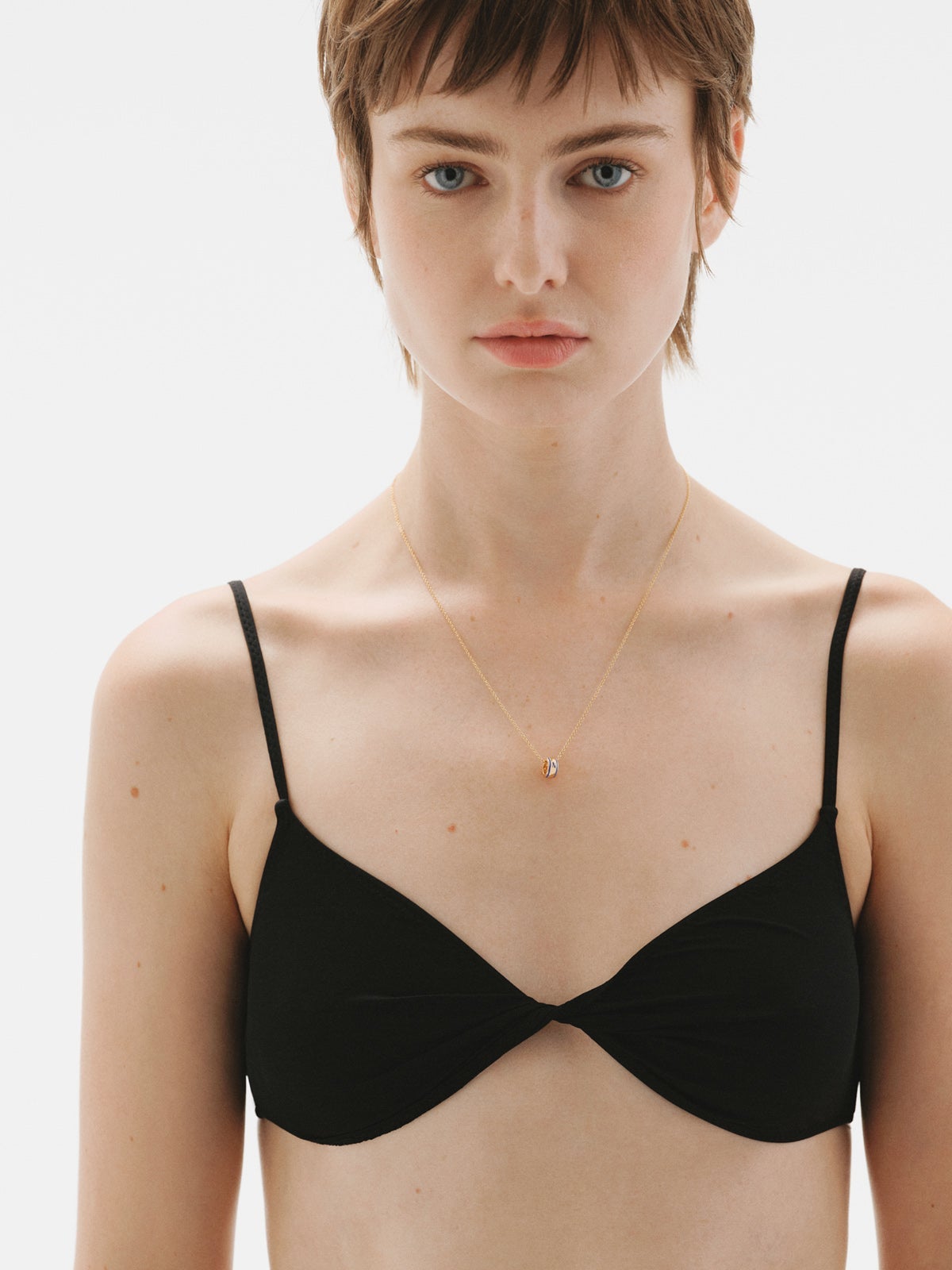 Charm con inicial N de plata 925 bañada en oro amarillo de 18K y esmalte azul con forma circular