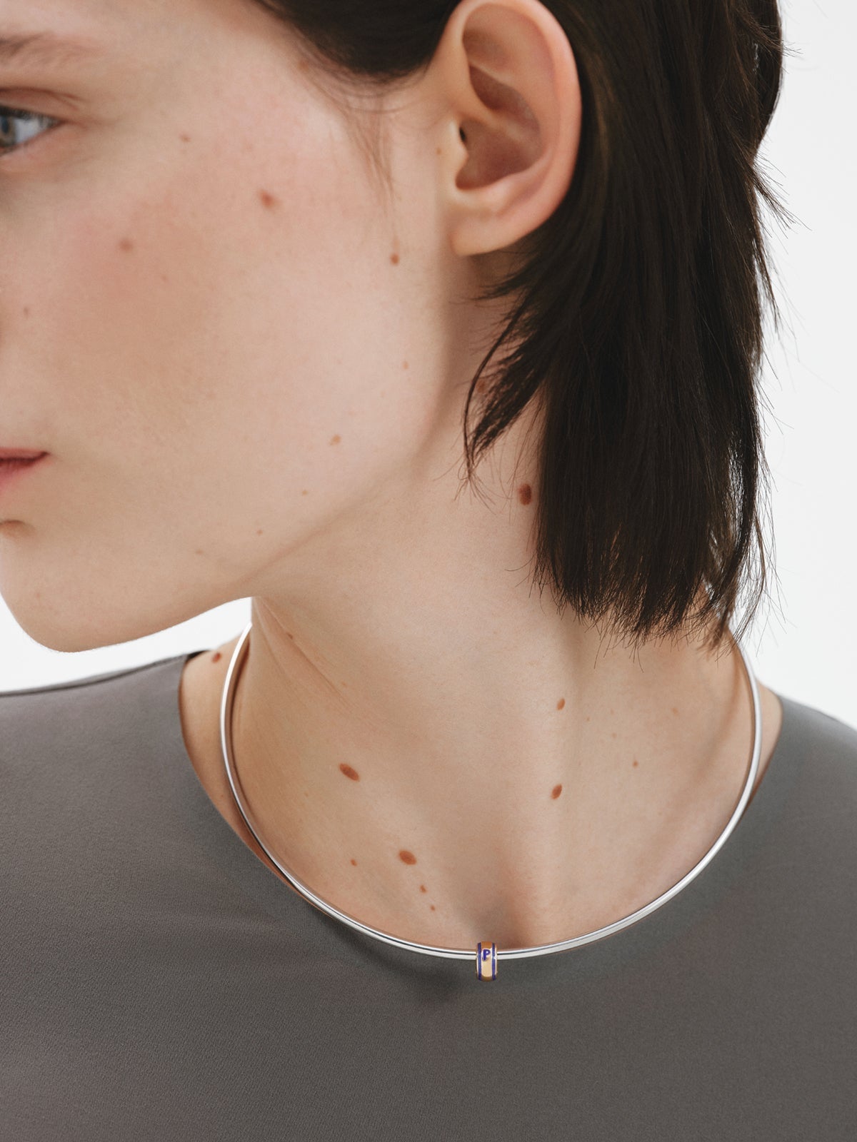 Charm con inicial P de plata 925 bañada en oro amarillo de 18K y esmalte azul con forma circular