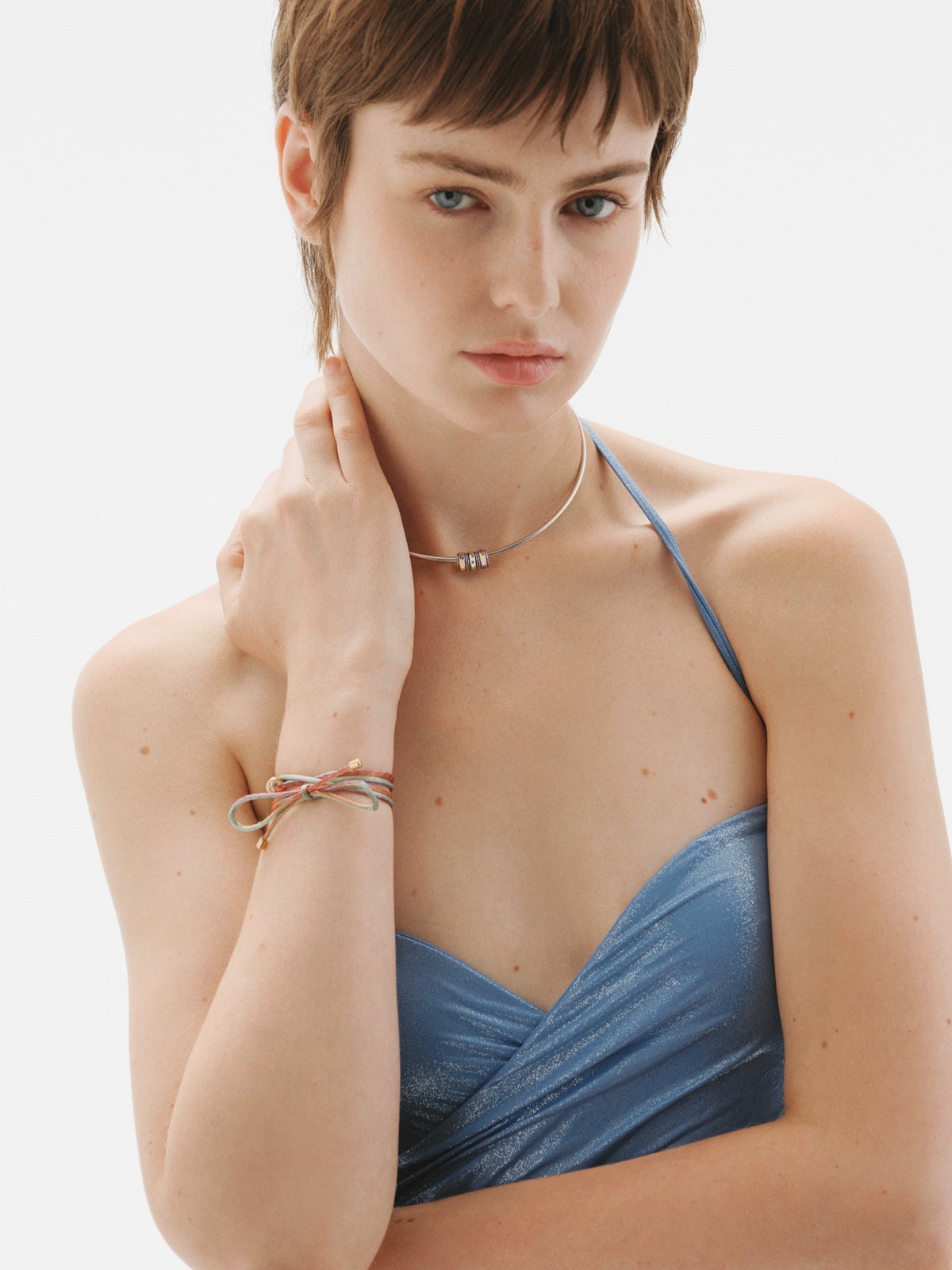 Charm con inicial R de plata 925 bañada en oro amarillo de 18K y esmalte azul con forma circular