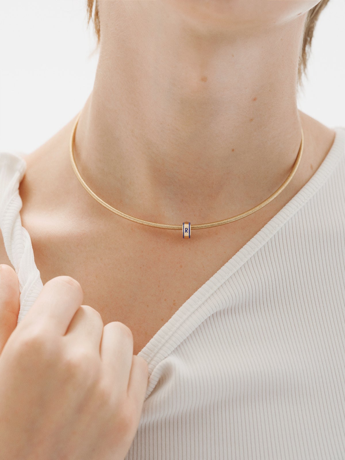 Charm con inicial R de plata 925 bañada en oro amarillo de 18K y esmalte azul con forma circular