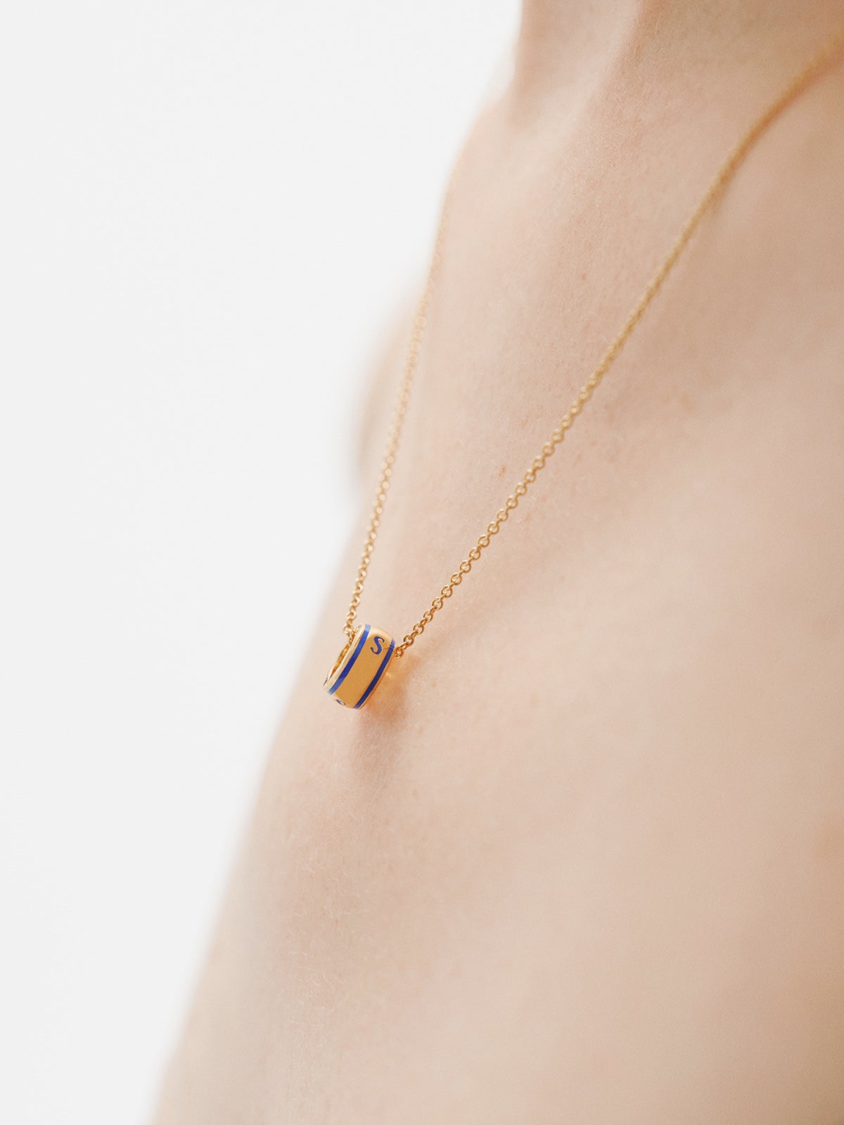 Charm con inicial S de plata 925 bañada en oro amarillo de 18K y esmalte azul con forma circular