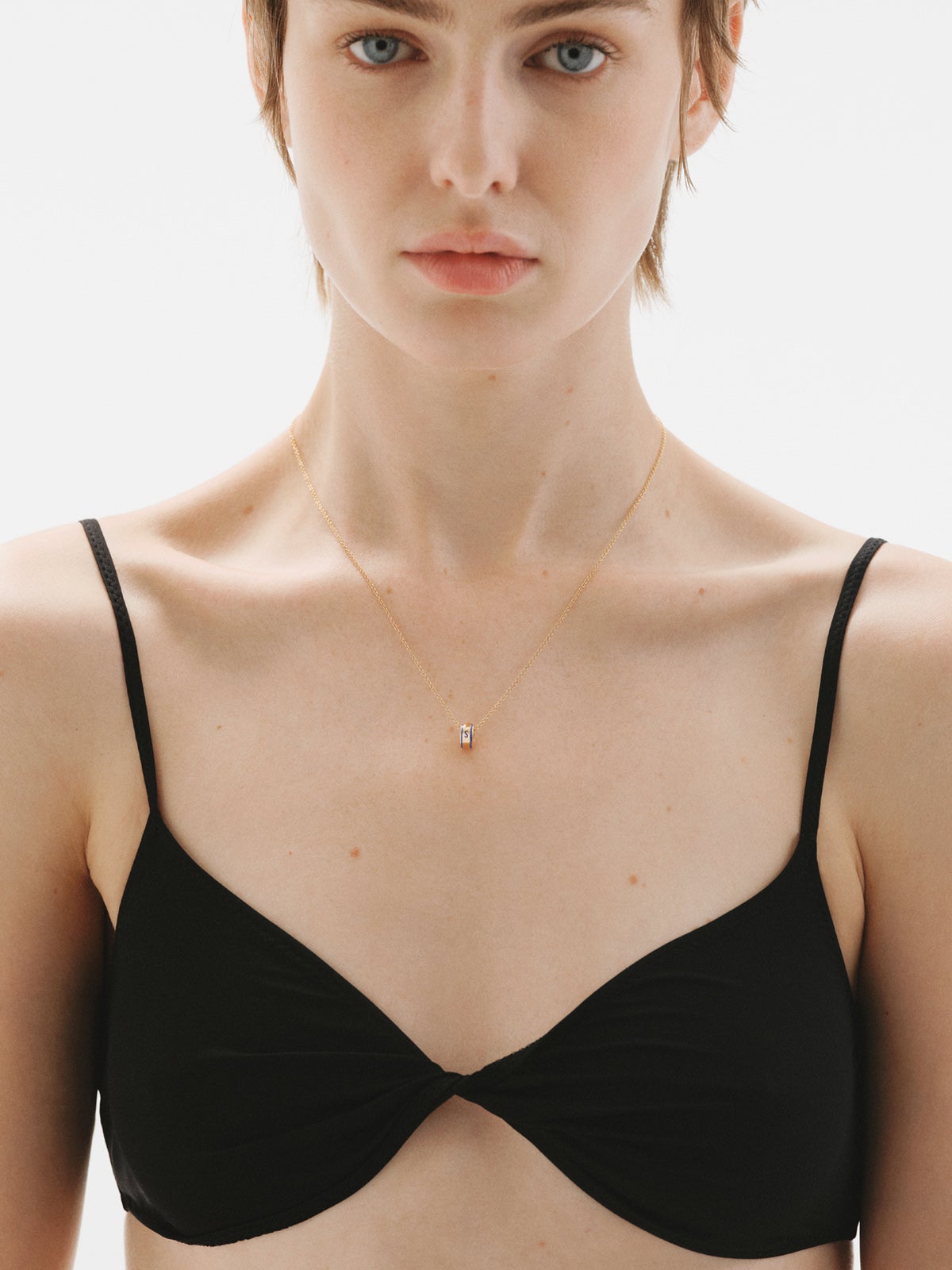 Charm con inicial S de plata 925 bañada en oro amarillo de 18K y esmalte azul con forma circular