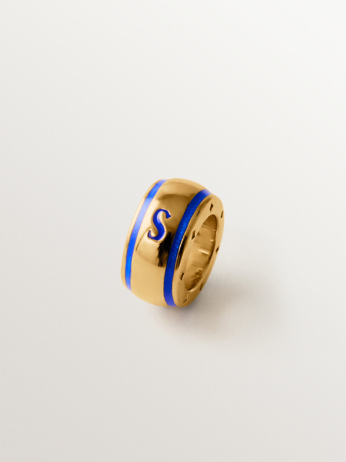 Charm con inicial S de plata 925 bañada en oro amarillo de 18K y esmalte azul con forma circular