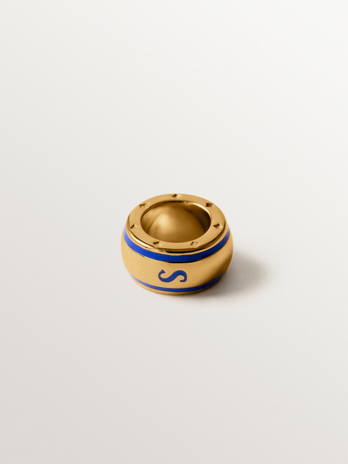 Charm con inicial S de plata 925 bañada en oro amarillo de 18K y esmalte azul con forma circular
