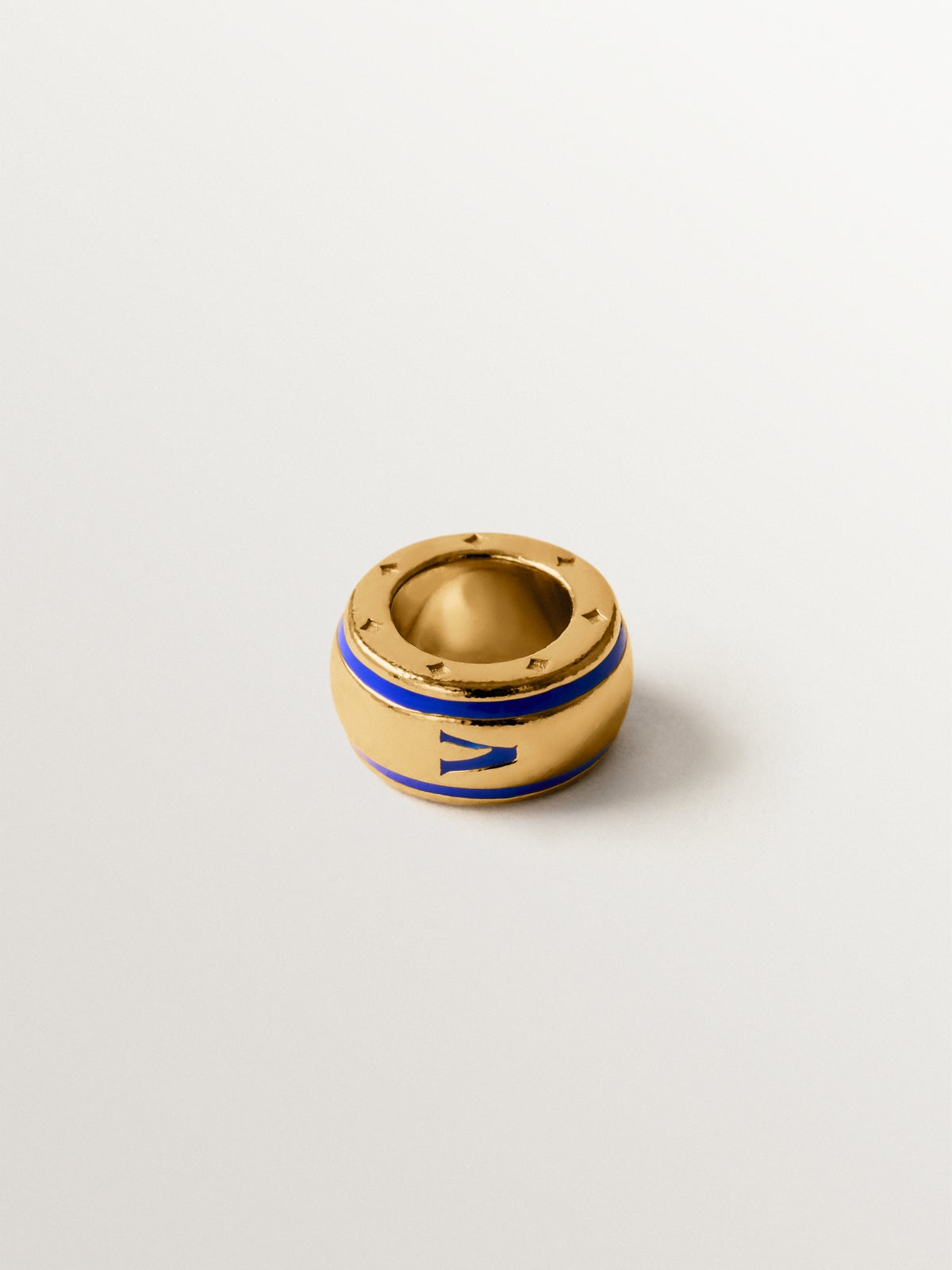 Charm con inicial V de plata 925 bañada en oro amarillo de 18K y esmalte azul con forma circular