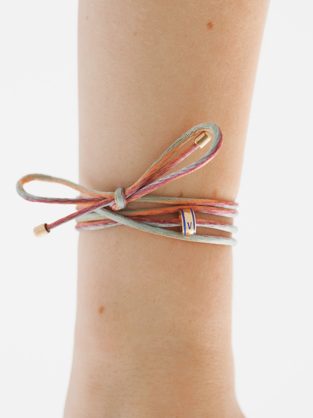 Charm con inicial V de plata 925 bañada en oro amarillo de 18K y esmalte azul con forma circular