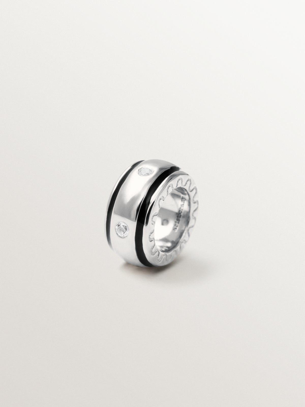 Breloque en argent 925 avec topaze blanche et émail noir de forme circulaire