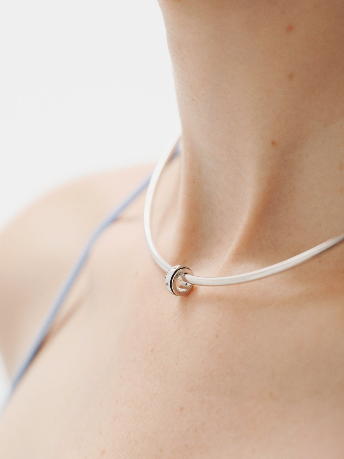 Breloque en argent 925 avec topaze blanche et émail noir de forme circulaire