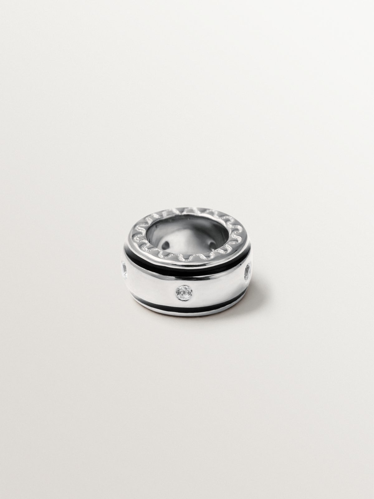 Breloque en argent 925 avec topaze blanche et émail noir de forme circulaire