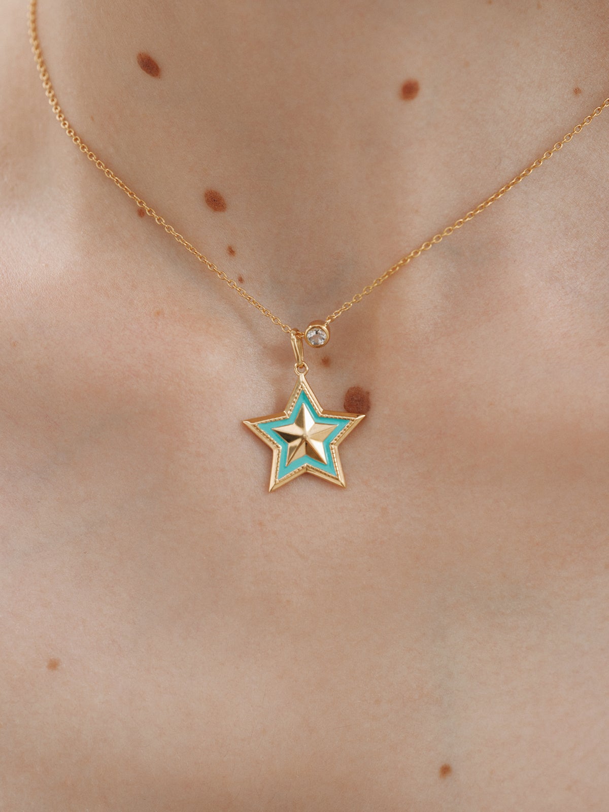 Charm de plata 925 bañada en oro amarillo de 18K y esmalte turquesa con forma de estrella