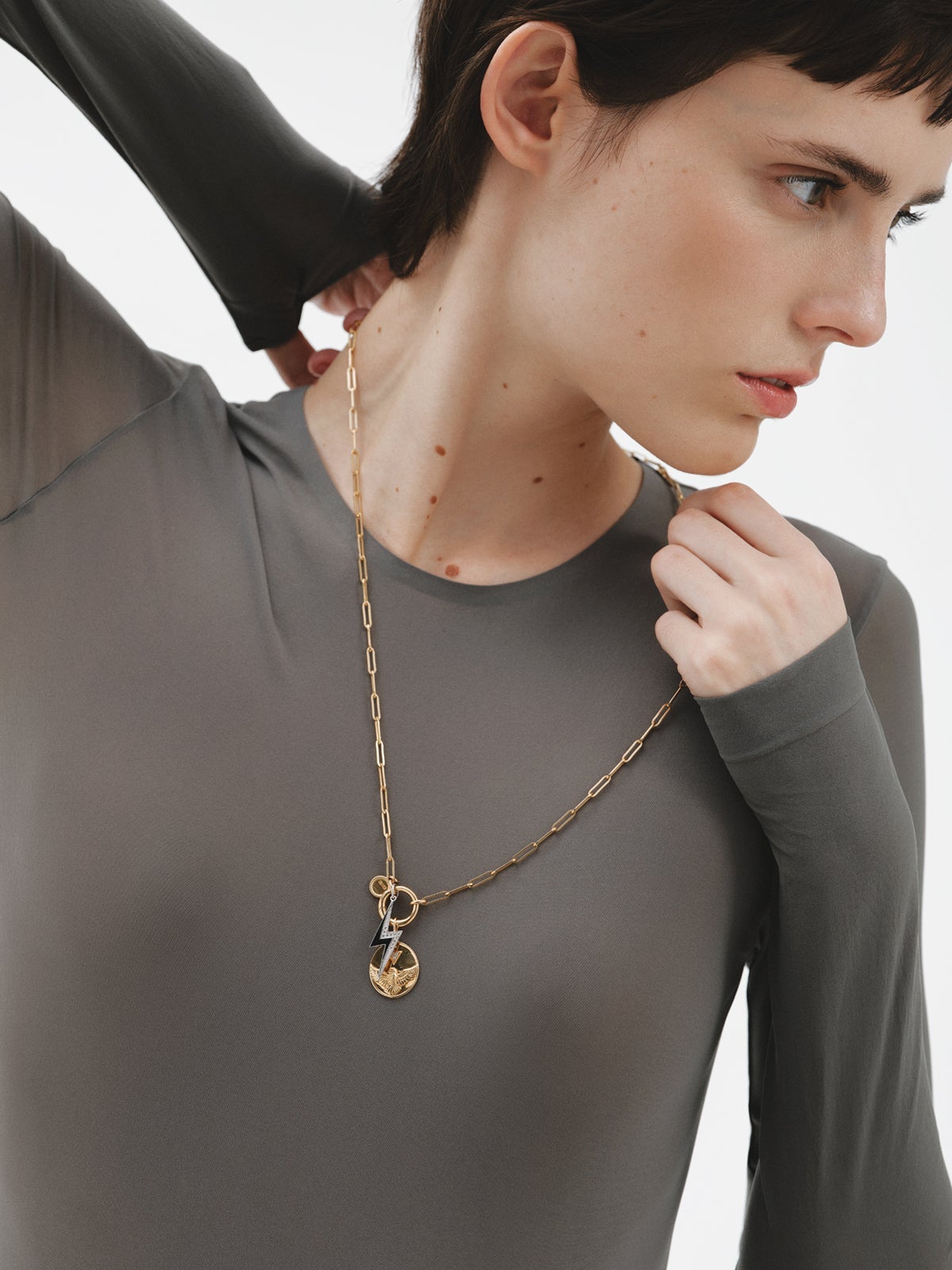 Charm de plata 925 bañada en oro amarillo de 18K con topacios blancos y motivo de pájaro