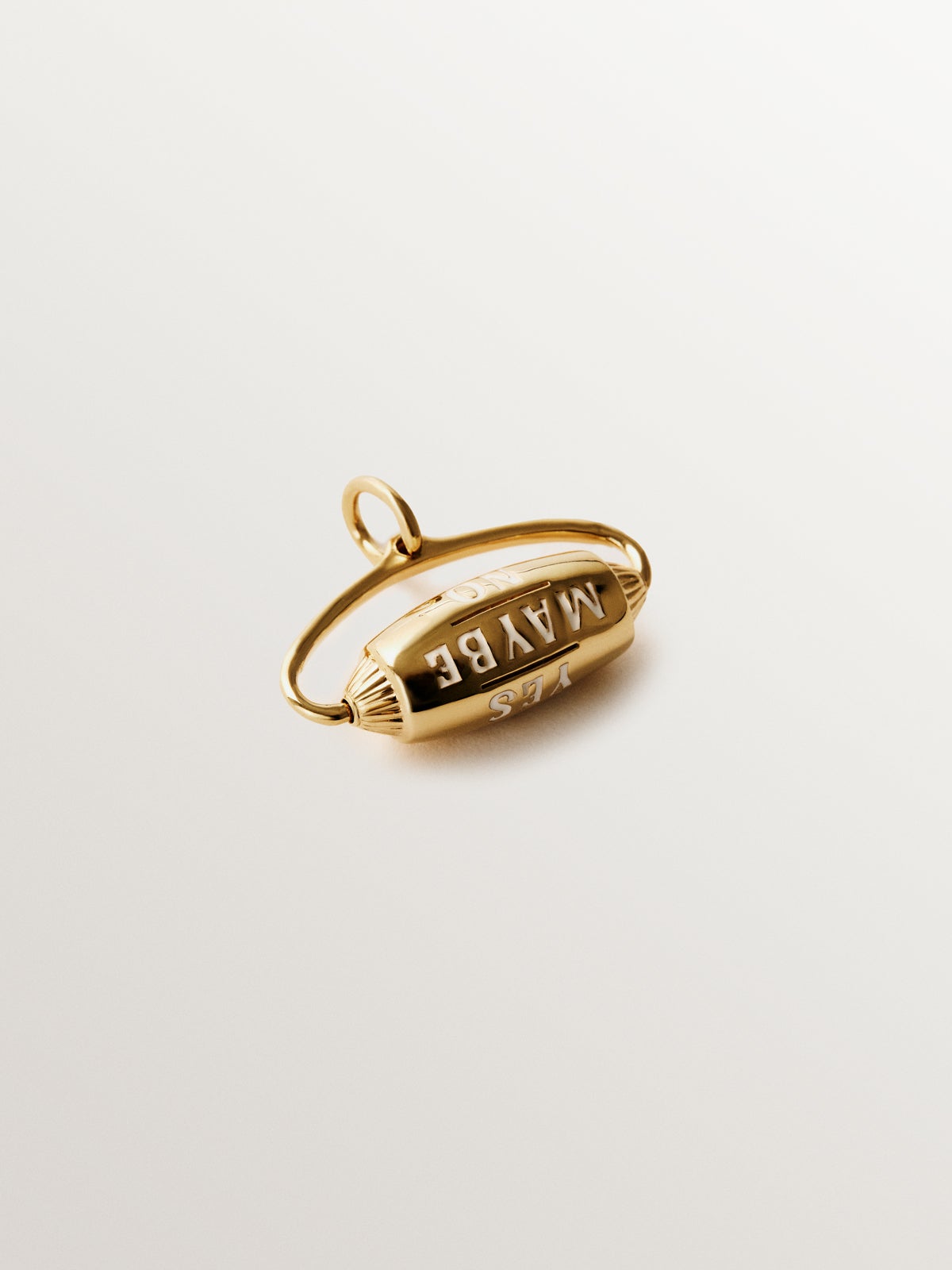 Breloque en argent 925 plaqué or 18 carats avec un porte-bonheur émaillé blanc