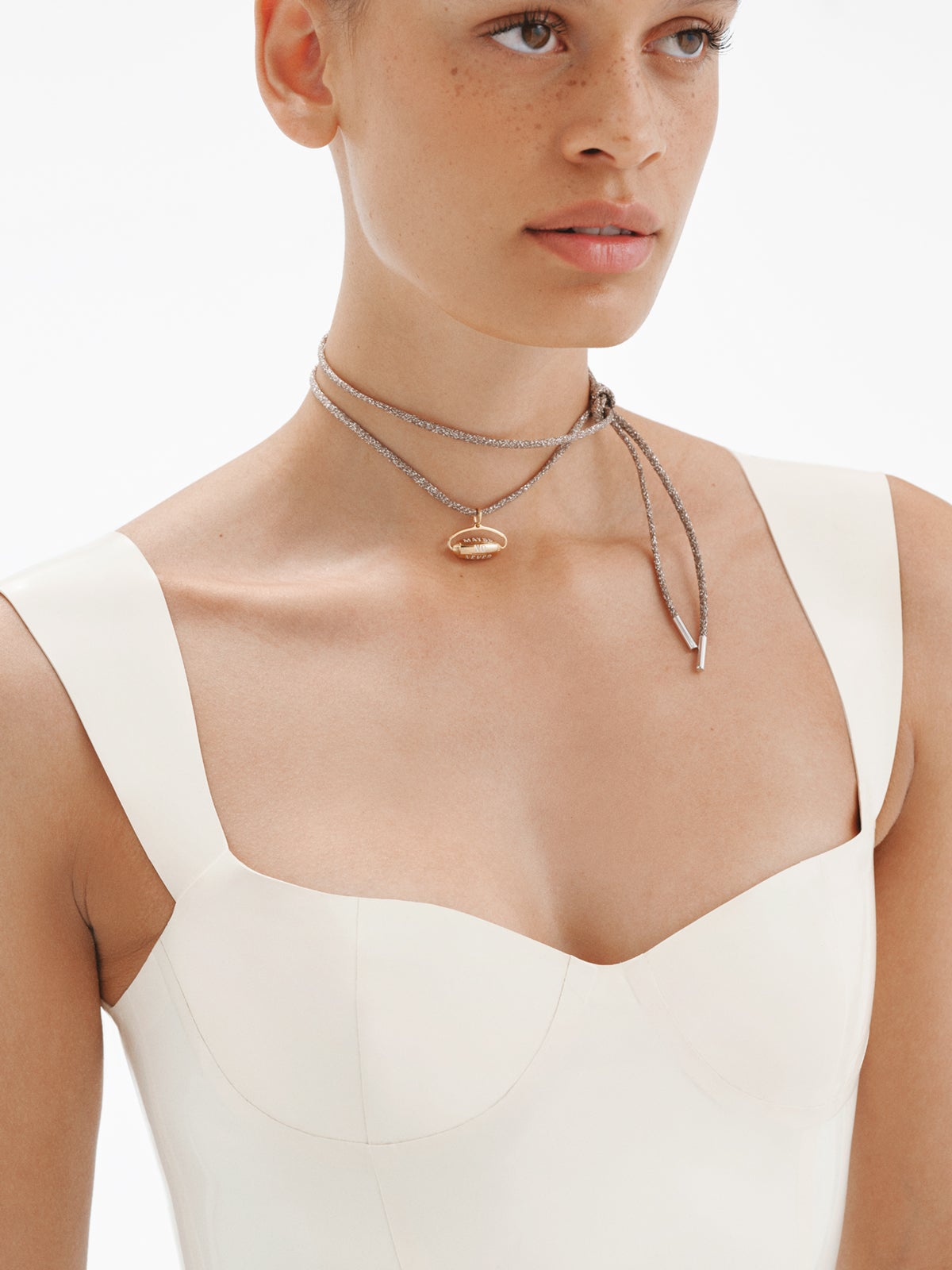 Breloque en argent 925 plaqué or 18 carats avec un porte-bonheur émaillé blanc