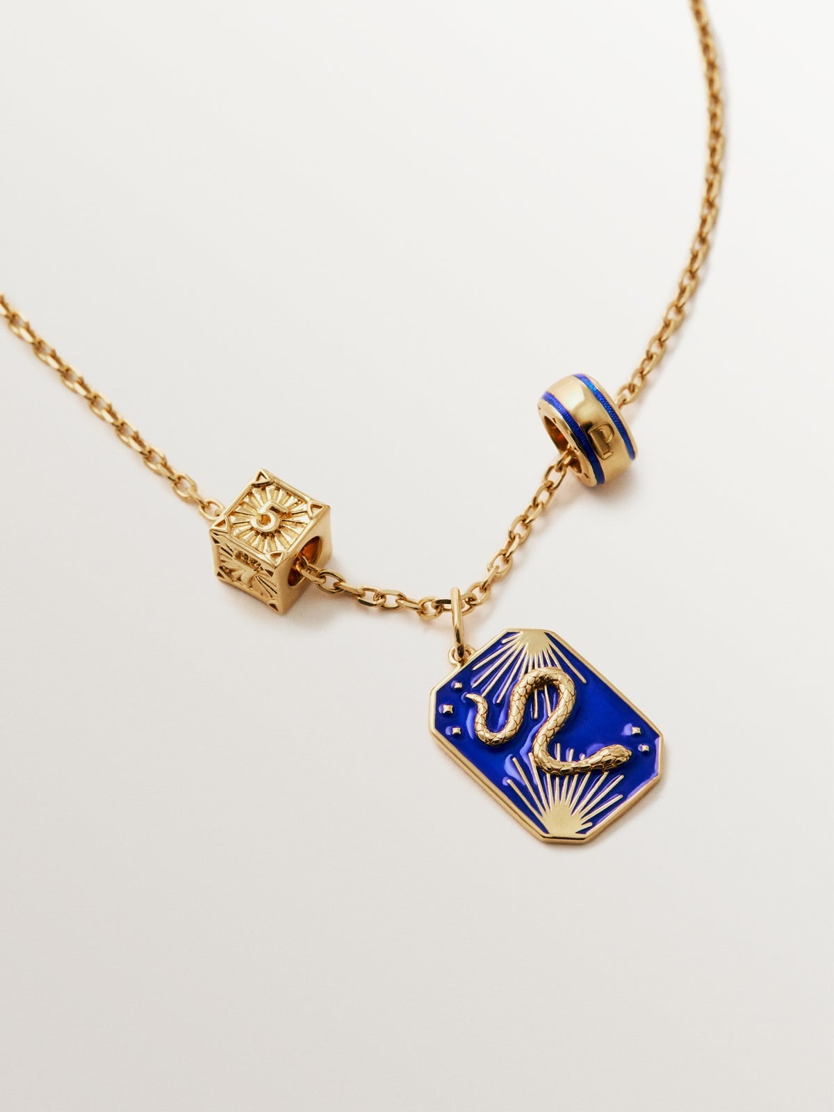Charm de plata 925 bañada en oro de 18K y esmalte azul con motivo de serpiente