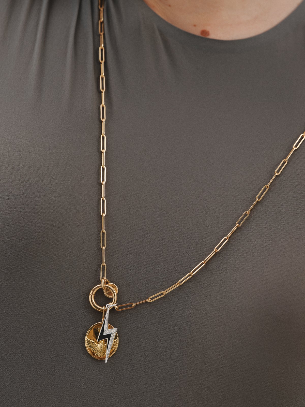 Charm de plata 925 con topacios blancos y detalle en esmalte negro con forma de rayo