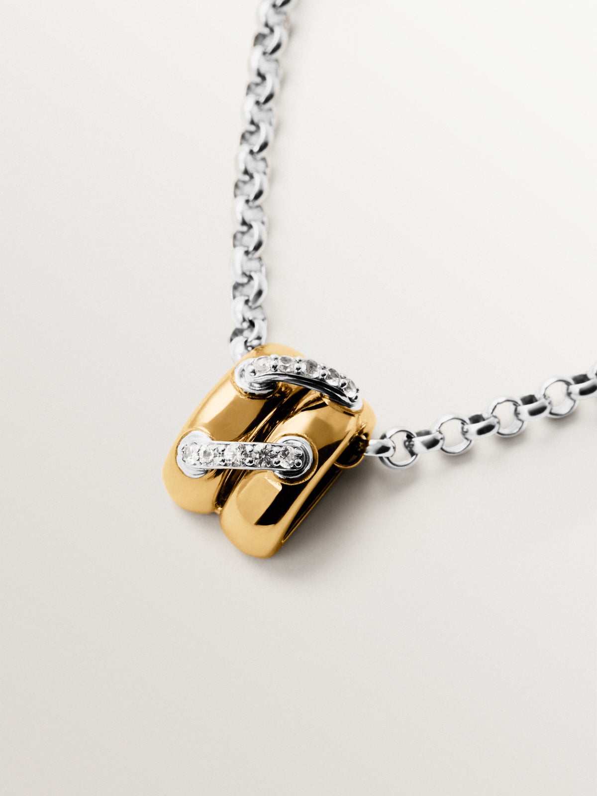 Colgante trenzado de plata 925 bañada en rodio y oro amarillo de 18K con pavé de topacios blancos