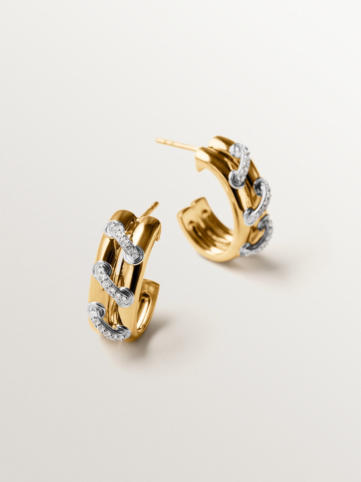 Pendientes de aro de plata 925 bañada en rodio y oro amarillo de 18K con pavé de topacios blancos