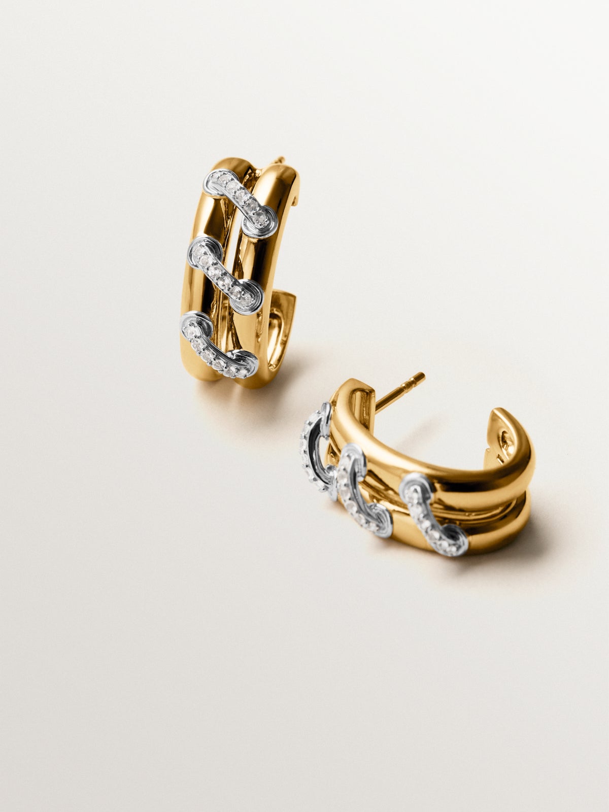 Pendientes de aro de plata 925 bañada en rodio y oro amarillo de 18K con pavé de topacios blancos