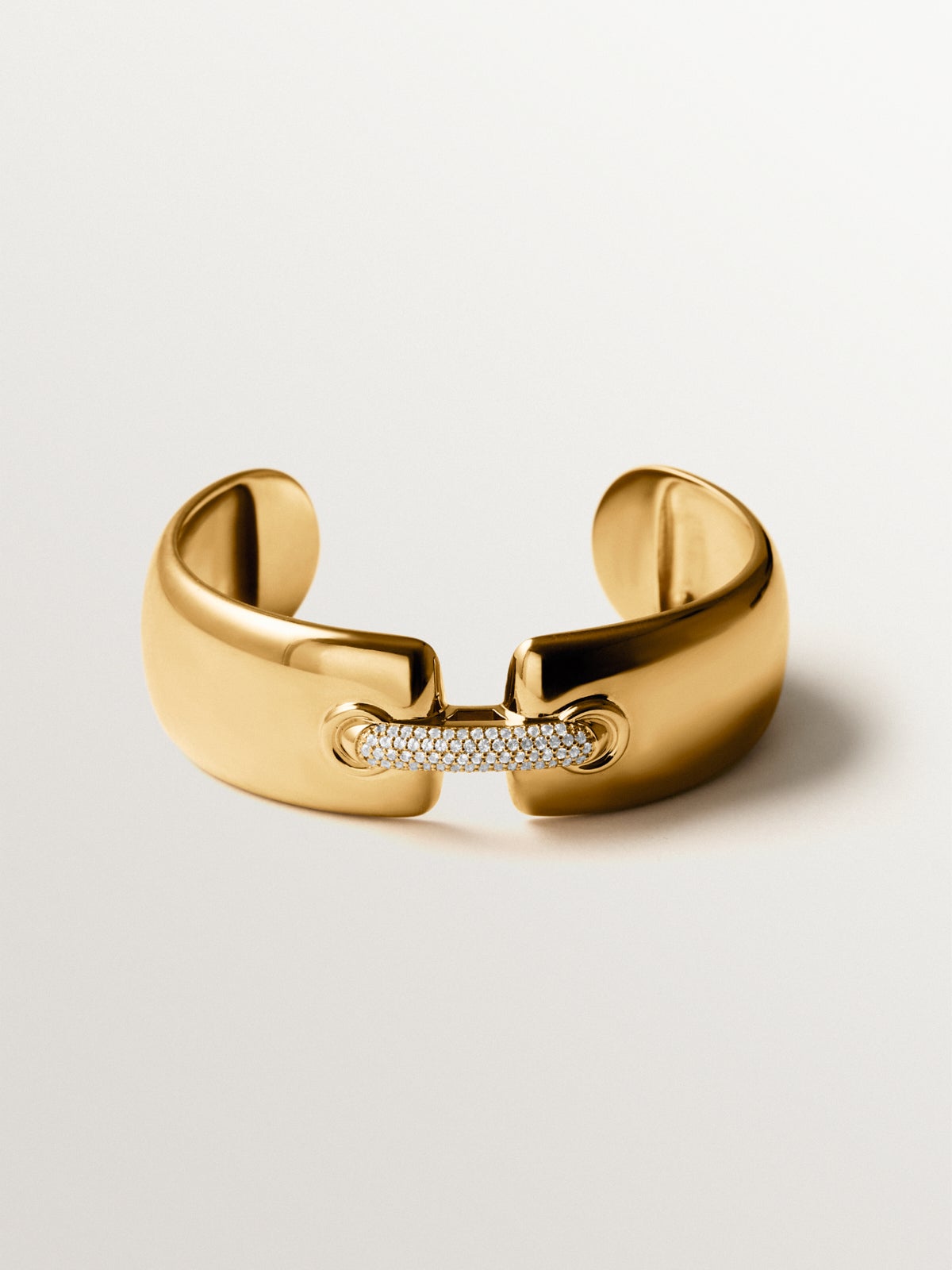 Pulsera rígida de plata 925 bañada en oro amarillo de 18K con pavé de espinelas negras