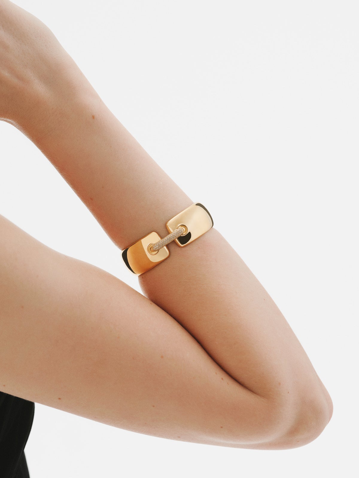 Pulsera rígida de plata 925 bañada en oro amarillo de 18K con pavé de espinelas negras