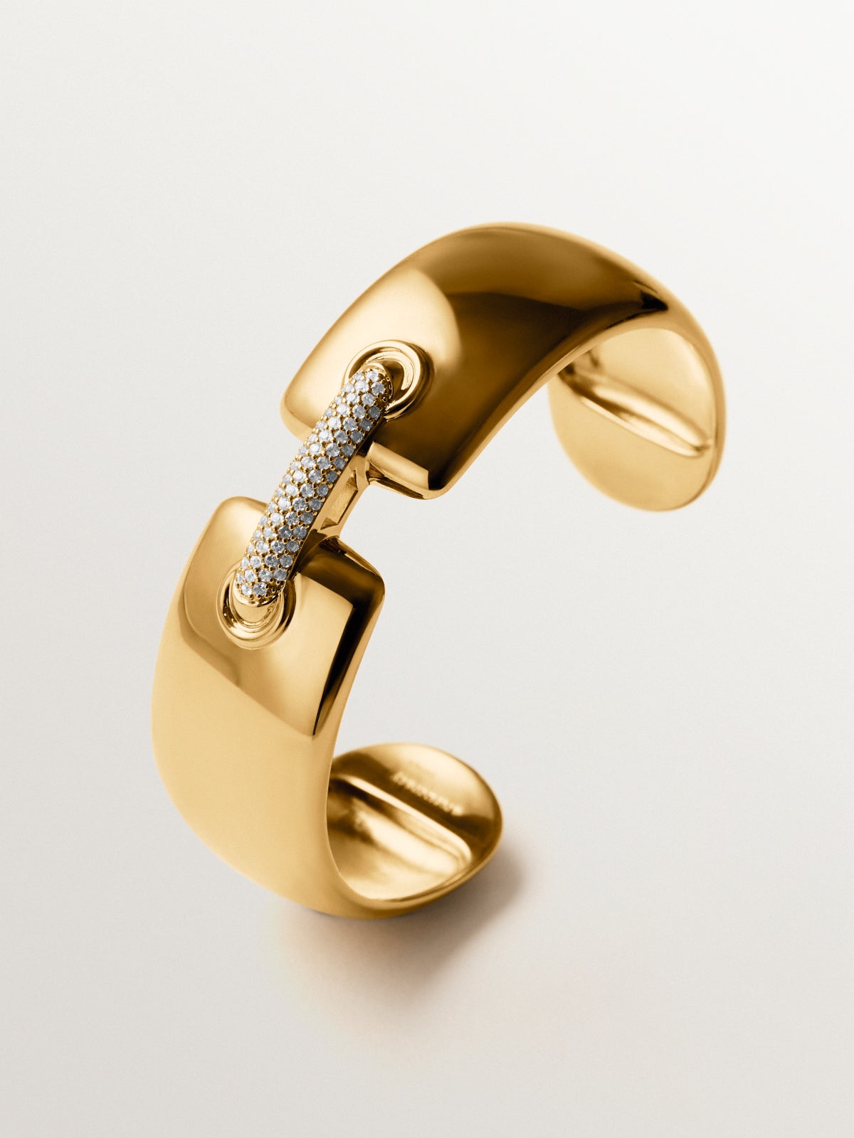 Pulsera rígida de plata 925 bañada en oro amarillo de 18K con pavé de espinelas negras