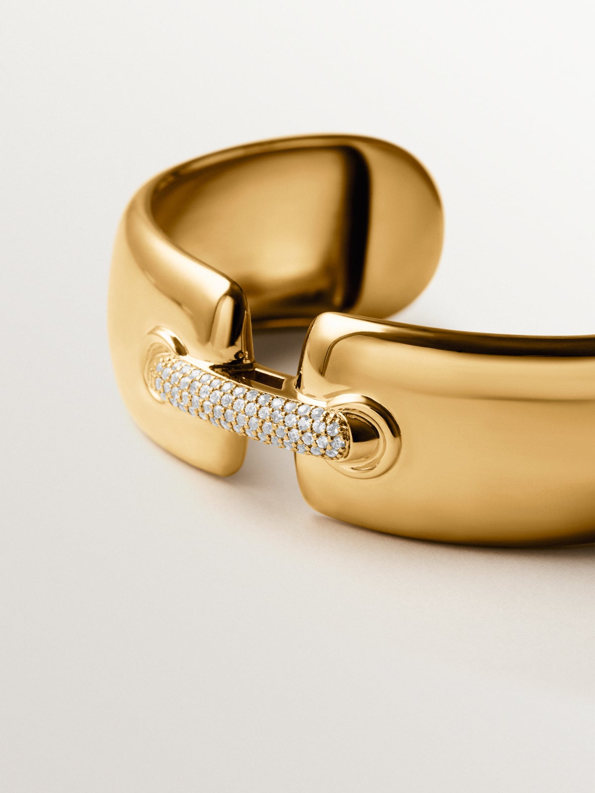Pulsera rígida de plata 925 bañada en oro amarillo de 18K con pavé de espinelas negras