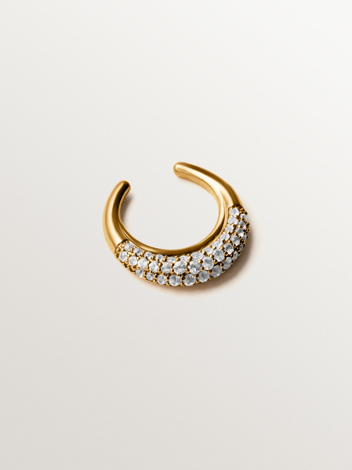 Pendiente individual de plata 925 bañada en oro amarillo de 18K con pavé de topacios blancos