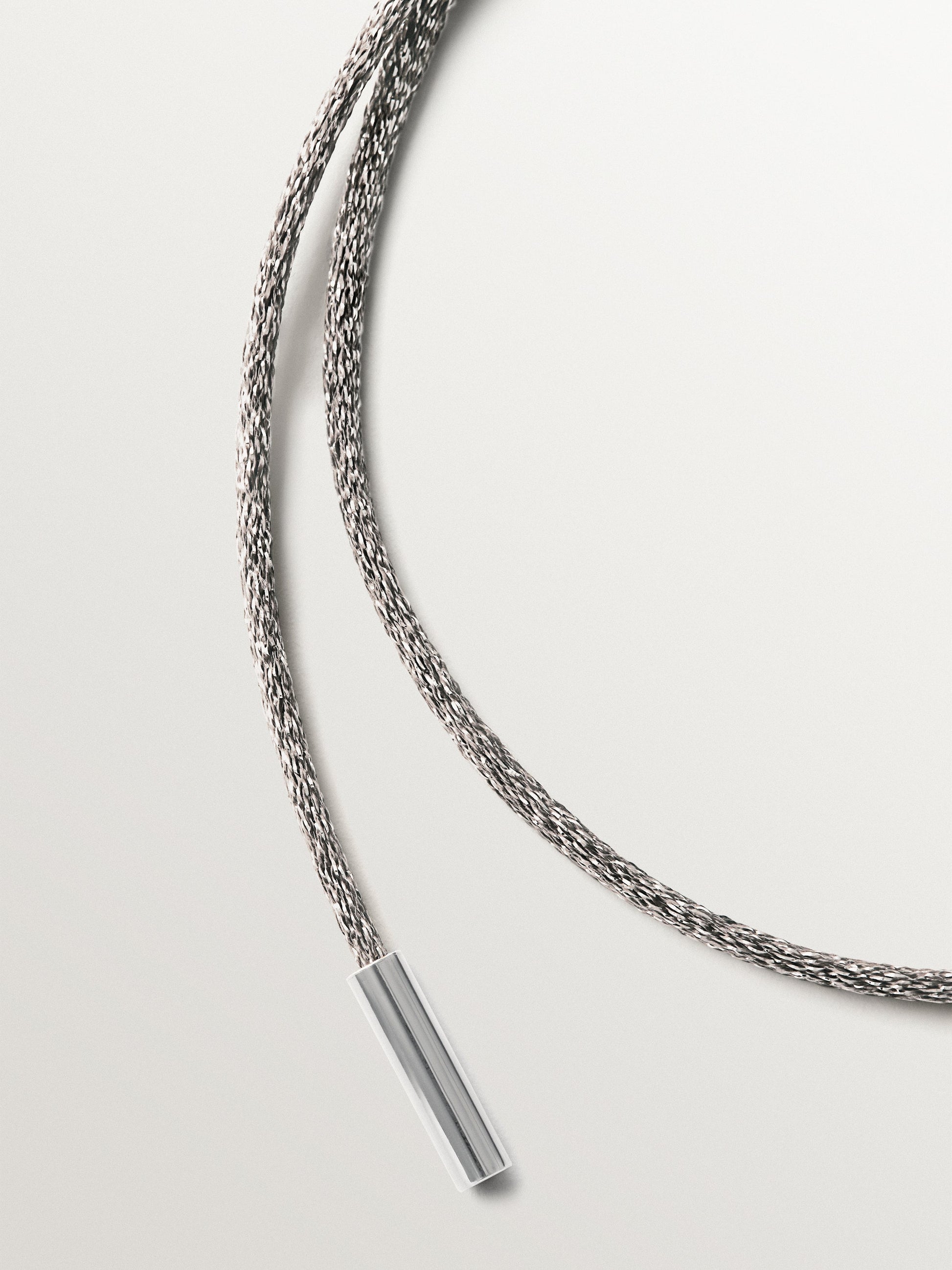 Cordel gris con acabados en plata 925