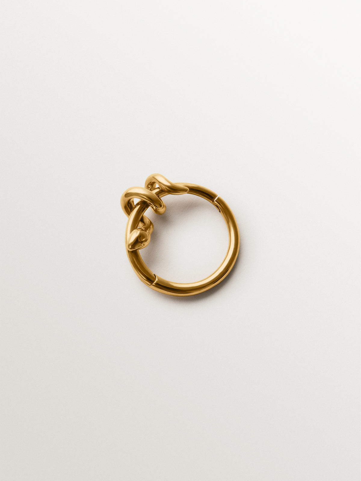 Pendiente de aro individual de oro amarillo de 18K con serpiente