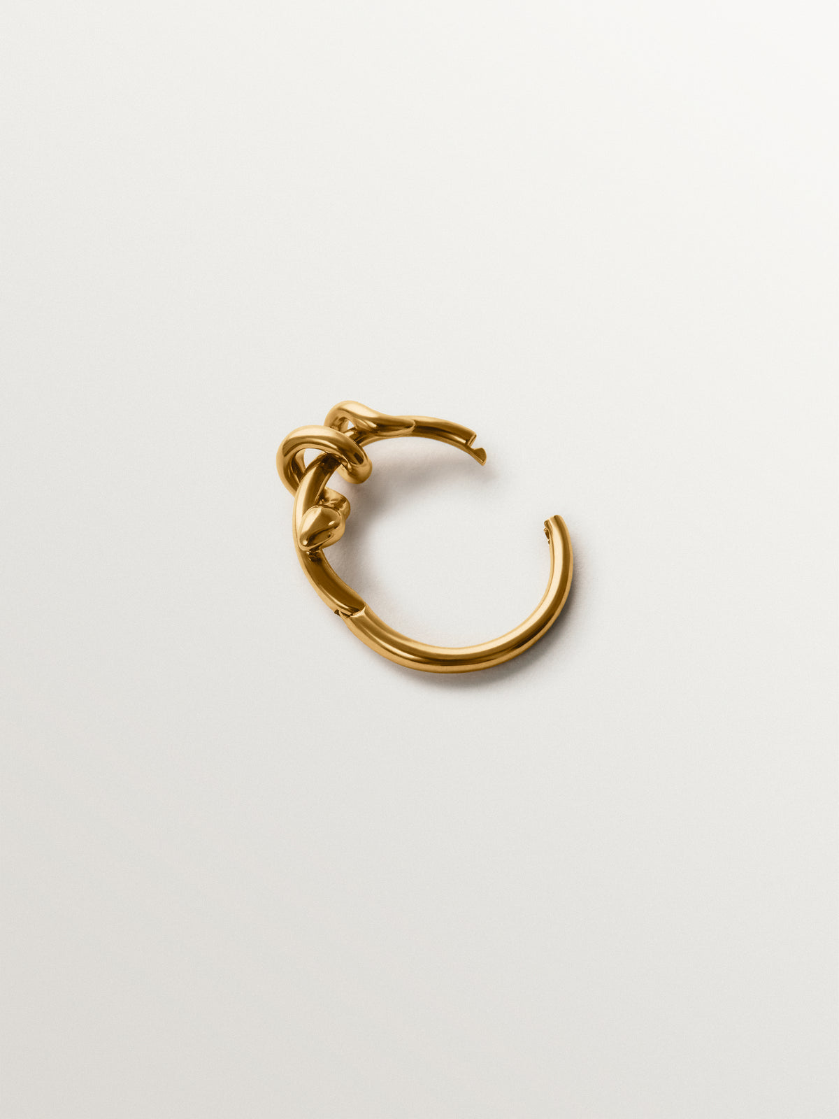 Pendiente de aro individual de oro amarillo de 18K con serpiente