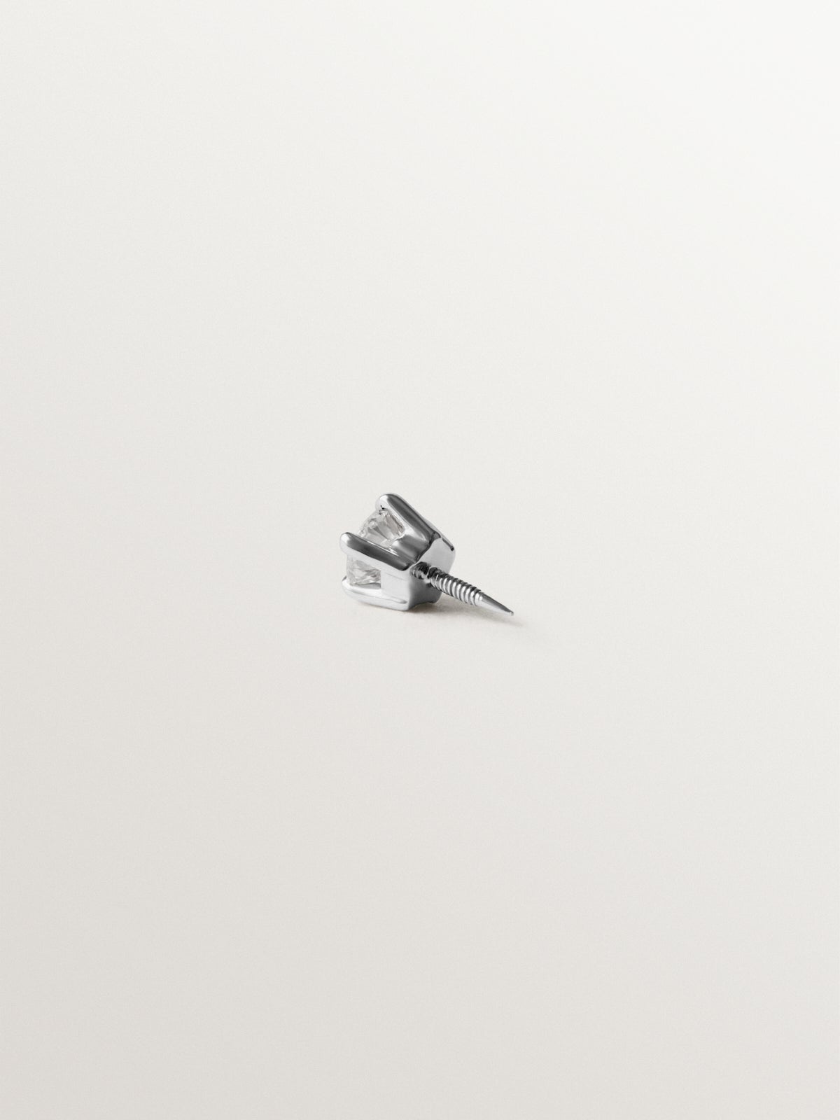 Piercing de oro blanco de 18K con diamante