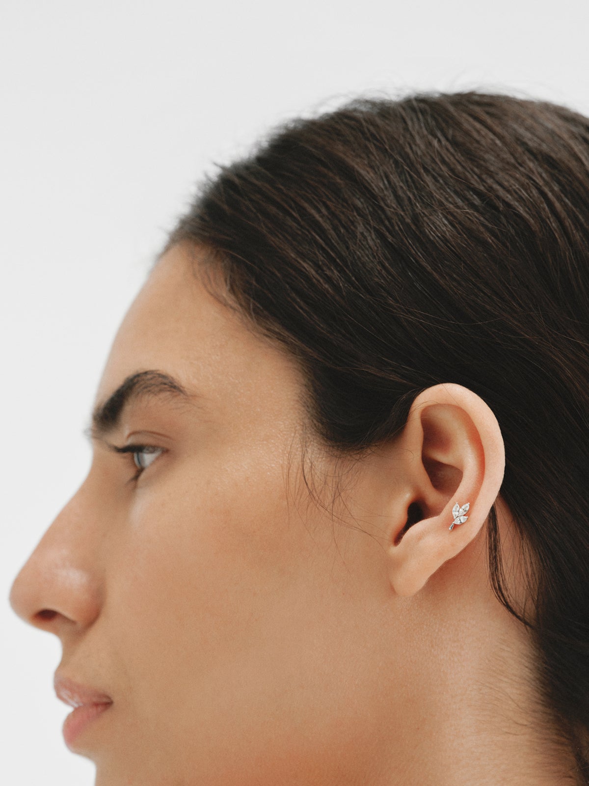 Piercing de oro blanco de 18K con zafiros blancos