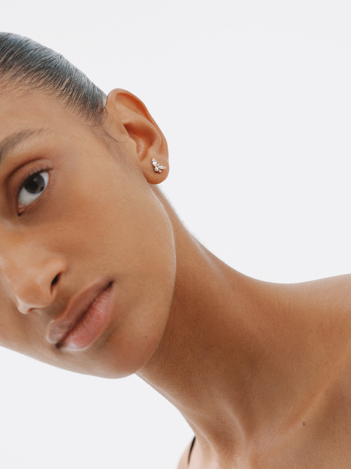Piercing de oro amarillo de 18K con perla y zafiros blancos