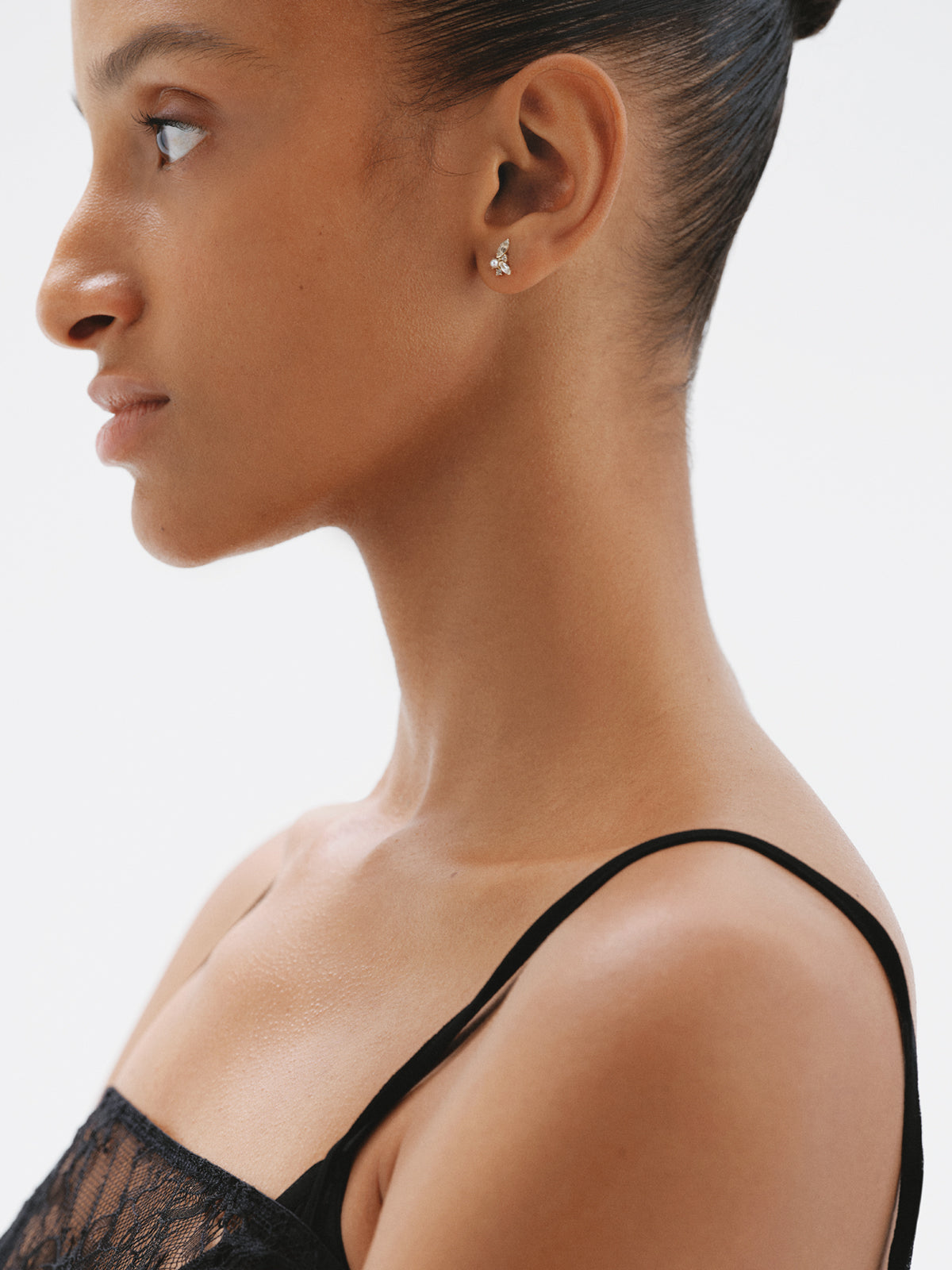 Piercing de oro amarillo de 18K con perla y zafiros blancos