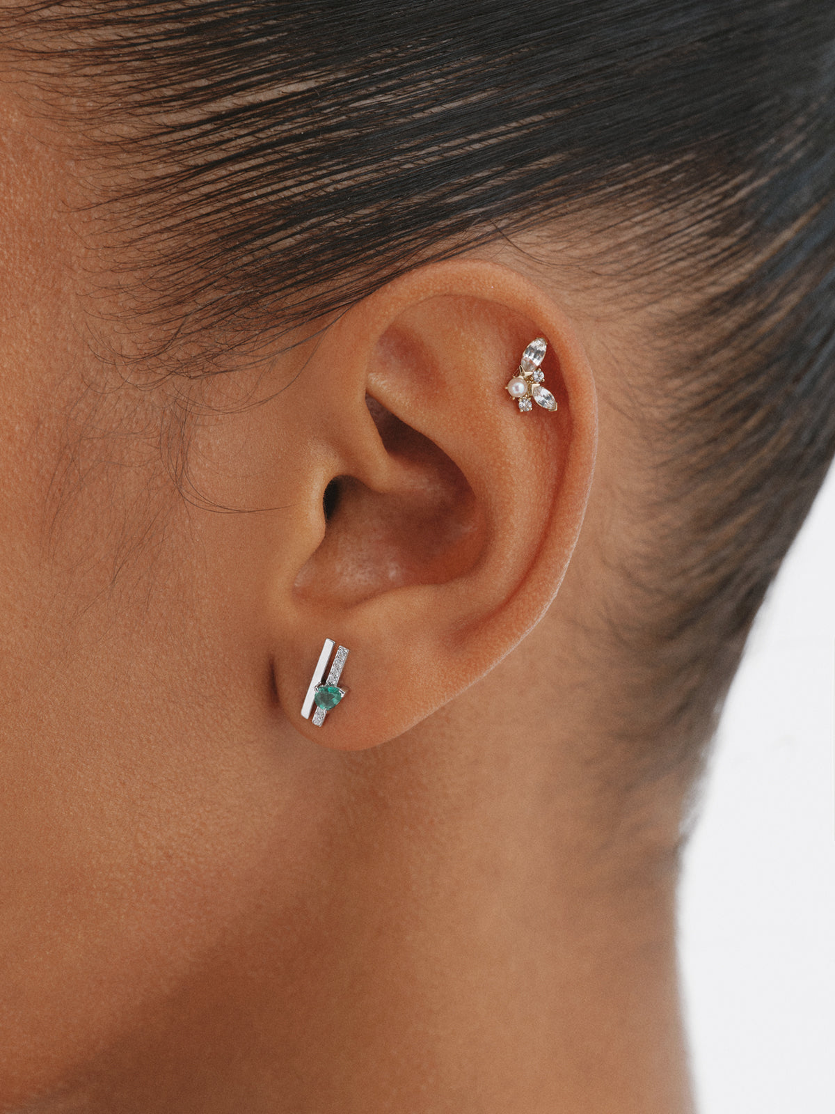 Piercing de oro amarillo de 18K con perla y zafiros blancos